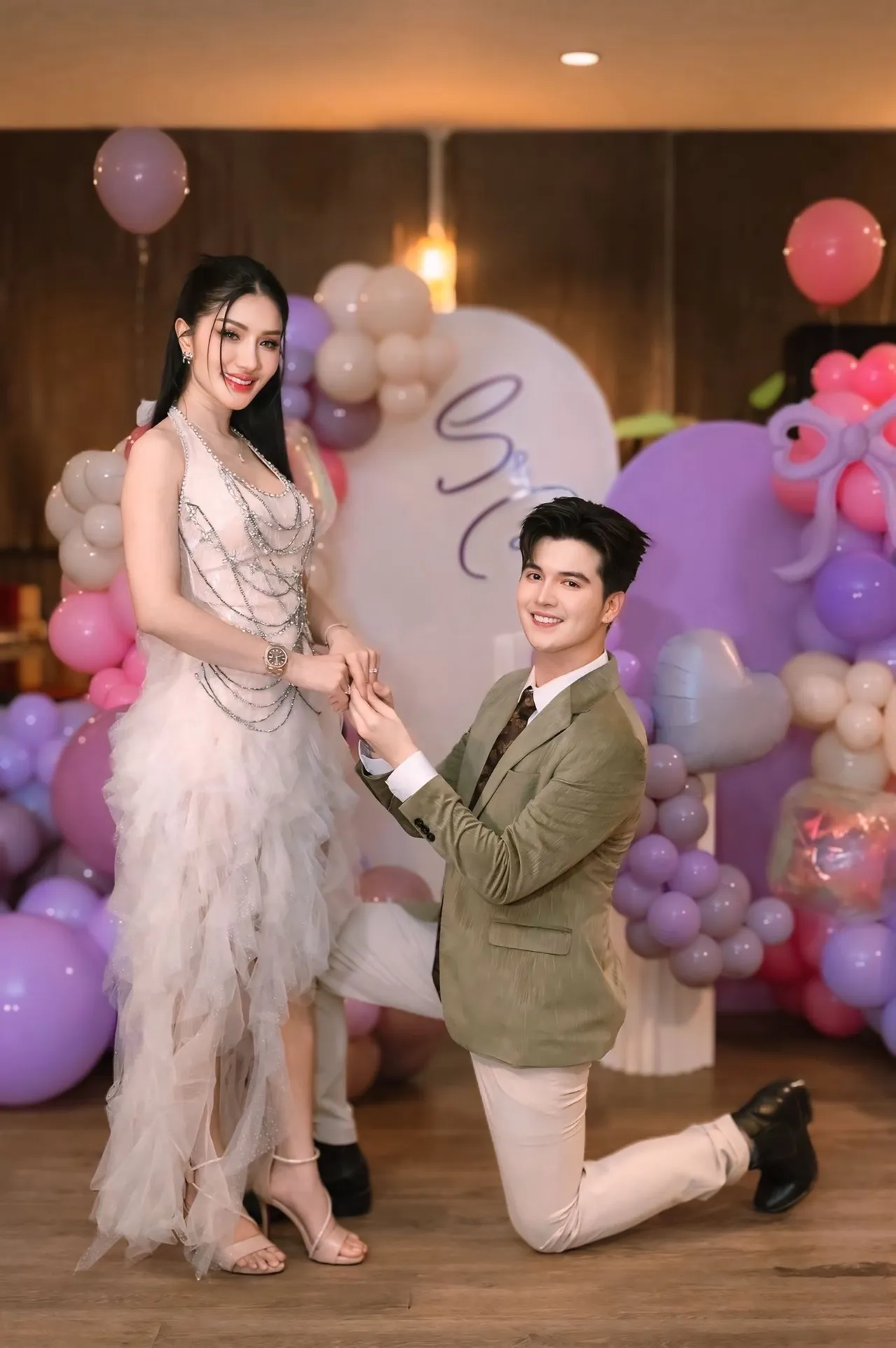 ซัน วงศธร ทำพิธีสู่ขอ แพรวพราว แสงทอง เผยกำหนดจัดงานวิวาห์ 27 ธ.ค. นี้