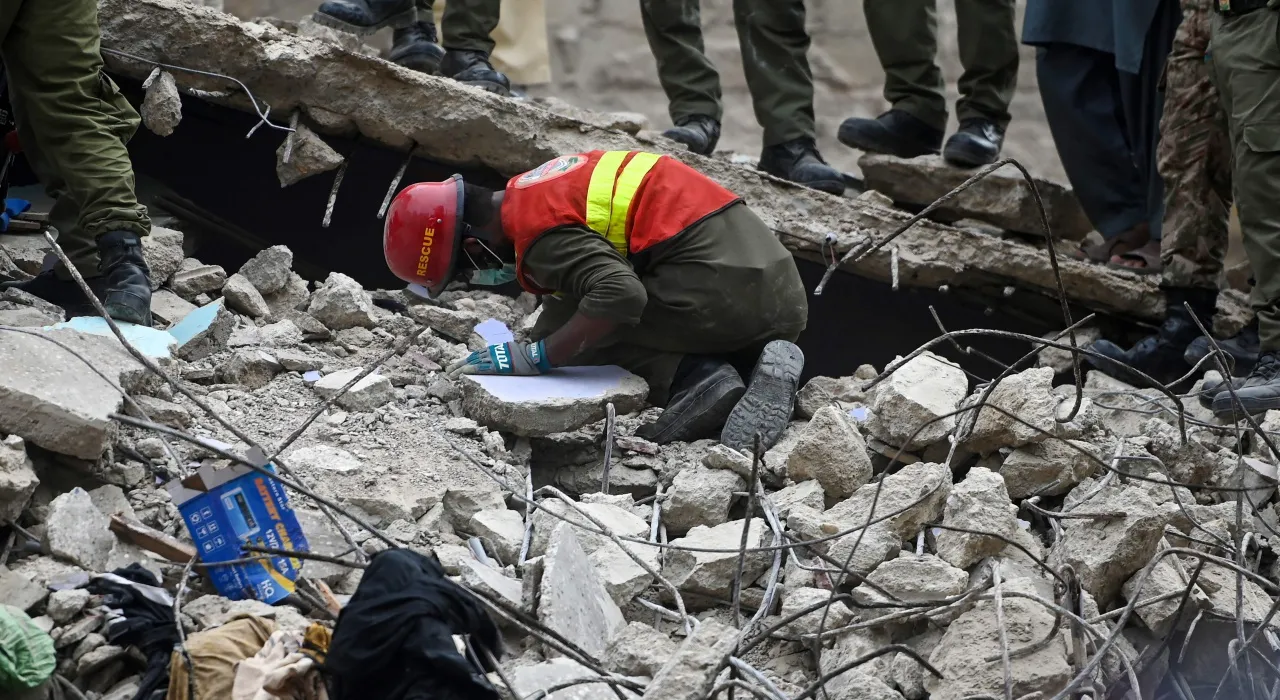 อาคารถล่มกลางกรุงการาจี ปากีสถาน ดับอย่างน้อย 8 เร่งค้นหาผู้รอดชีวิต