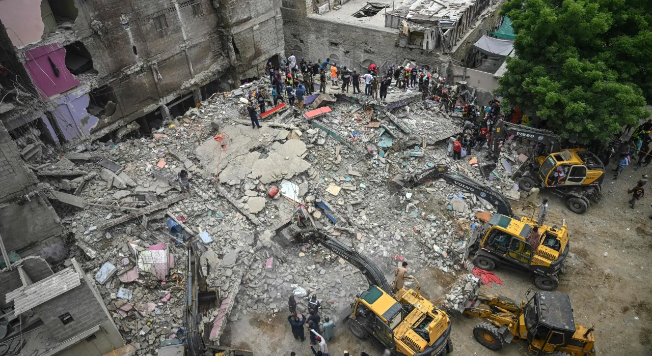 อาคารถล่มกลางกรุงการาจี ปากีสถาน ดับอย่างน้อย 8 เร่งค้นหาผู้รอดชีวิต