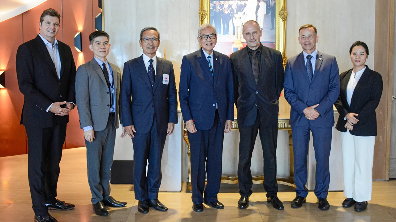 ดีใจด้วย เตช บุนนาค เลขาธิการสภากาชาดไทย จัดงานเลี้ยงต้อนรับ เยิร์ก มอนทานี ในโอกาสเป็นหัวหน้าคณะผู้แทนประจำภูมิภาค คณะ กก.กาชาดระหว่างประเทศ พร้อมอำลาคนเก่า ฮวน เปโดร แชร์เรอร์ โดยมี โลรองต์ บูร์ชัวส์ มาร่วมงานด้วย ที่โรงแรมมณเฑียร วันก่อน.