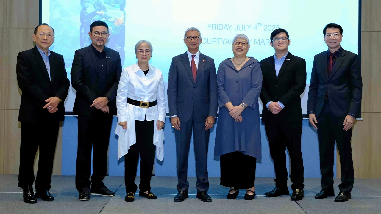 พันล้านขวด ผศ.พิมล ศรีวิกรม์ จัดงานฉลองความสำเร็จของการรีไซเคิลขวดพลาสติก PET ครบ 1,000,000,000 ขวด เพื่อนำกลับมาใช้เป็นวัสดุหลักในการผลิตภัณฑ์วัสดุรองพรม EcoSoft® โดยมี วิภาวดี พัฒนพงศ์พิบูล และ กรกช คุณาลังการ มาร่วมงานด้วย ที่โรงแรมคอร์ทยาร์ด วันก่อน.