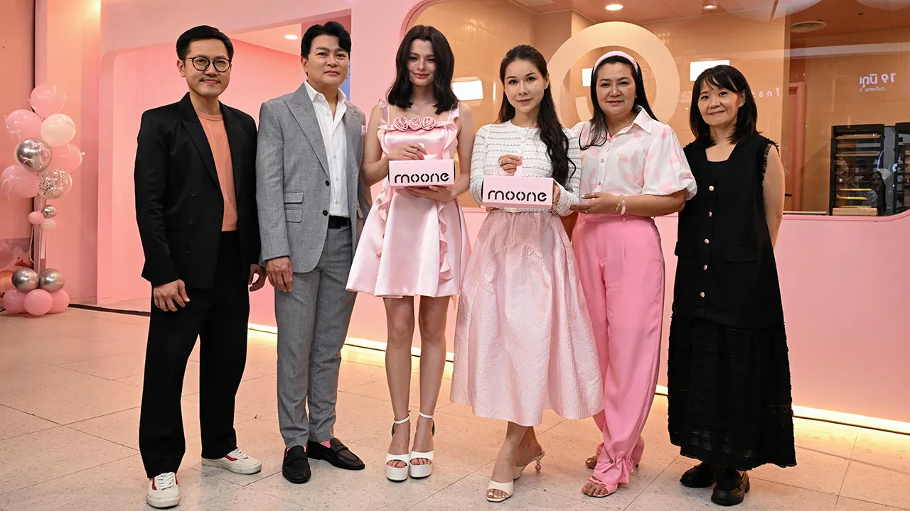 ตามไปกิน ฝาน กู่ และ สุรลักษณ์ รอดภัย เปิดร้าน “moone rolls” แบรนด์โรลเค้กแฮนด์คราฟต์สาขาแรก พร้อมเสิร์ฟความอร่อย หอมหวานของโรลเค้กทำสดใหม่ โดยมี เคนเนท ตึ้ง เคนมิง, นภนต์ เลิศศิวนนท์ และ ปารดา ดำรงวงศ์ศิริ มาร่วมงานด้วย ที่เซ็นทรัลเวิลด์ วันก่อน.