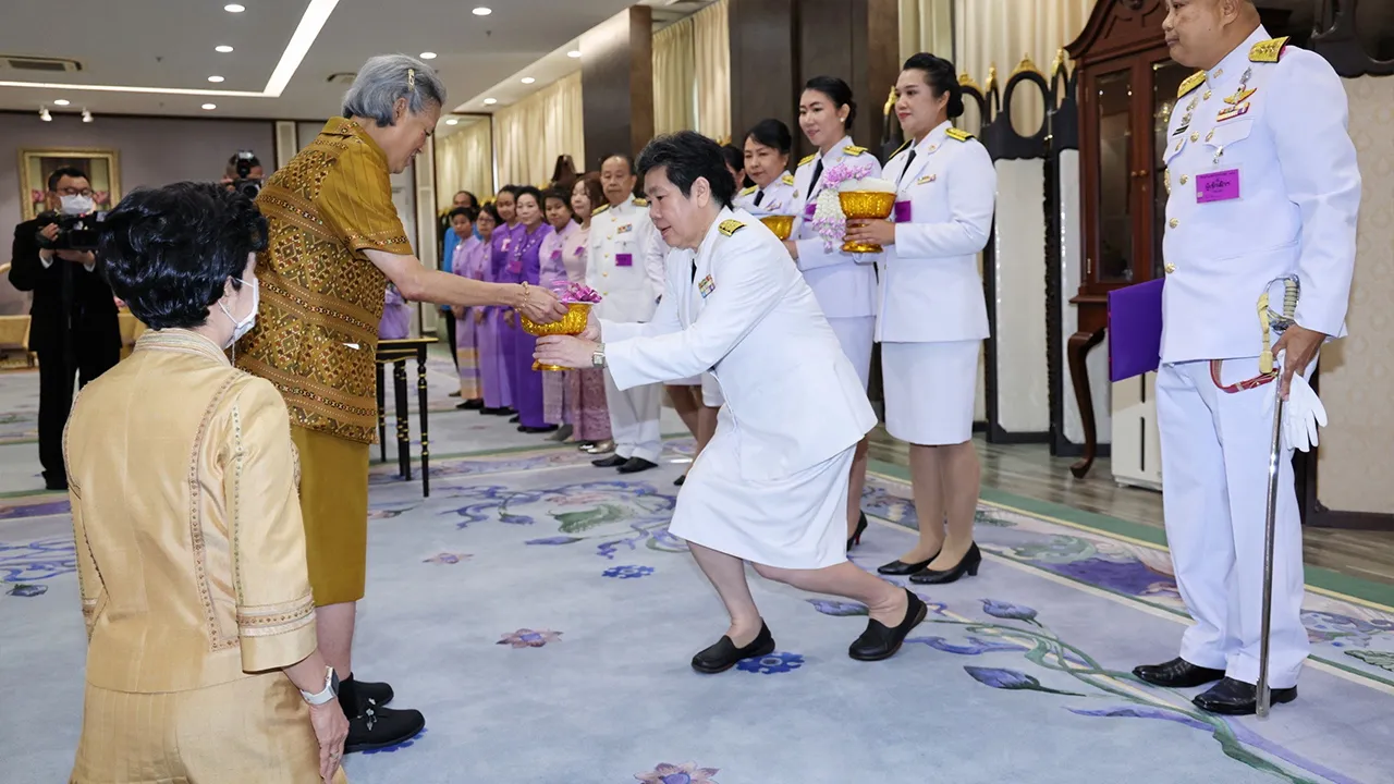 สมเด็จพระกนิษฐาธิราชเจ้า กรมสมเด็จพระเทพรัตนราชสุดาฯ สยามบรมราชกุมารี เสด็จออก ณ วังสระปทุม พระราชทานพระราชวโรกาสให้ พล.ท.วีระชาติ ปาลกะวงศ์ ณ อยุธยา นำคณะกรรมการจัดโครงการประกวดเพลงพื้นบ้านภาคกลาง มหาวิทยาลัยราชภัฏธนบุรี เฝ้าฯ ทูลเกล้าฯ ถวายเงินโดยเสด็จพระราชกุศลตามพระราชอัธยาศัย เมื่อวันก่อน.