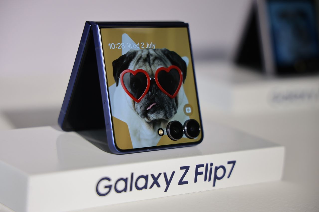 Galaxy Z Flip 7 จอด้านหน้าเต็มจอมากขึ้น