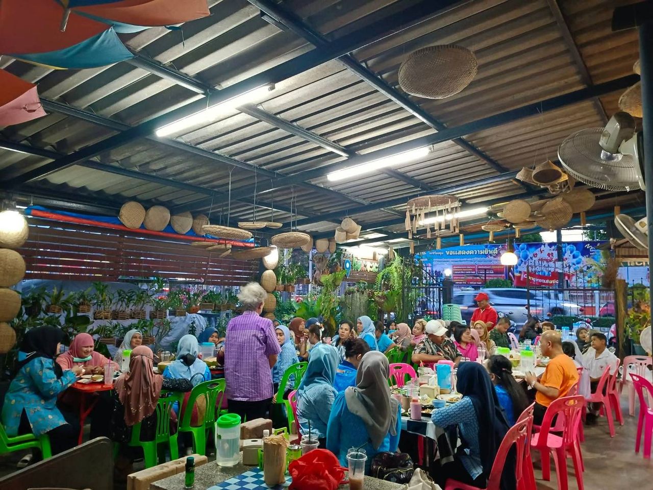 มากกว่าร้านอาหารแต่ยังเป็นชุมชนขนาดย่อยอีกด้วย