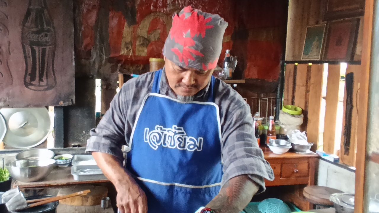 ร้อยเอกศิริศักดิ์ มาดีกุล หรือที่รู้จักกันในนาม ผู้กองเล้ง อายุ 52 ปี (อดีตข้าราชการทหาร) เจ้าของร้านก๋วยเตี๋ยวเปรี้ยวปากเรือทอง