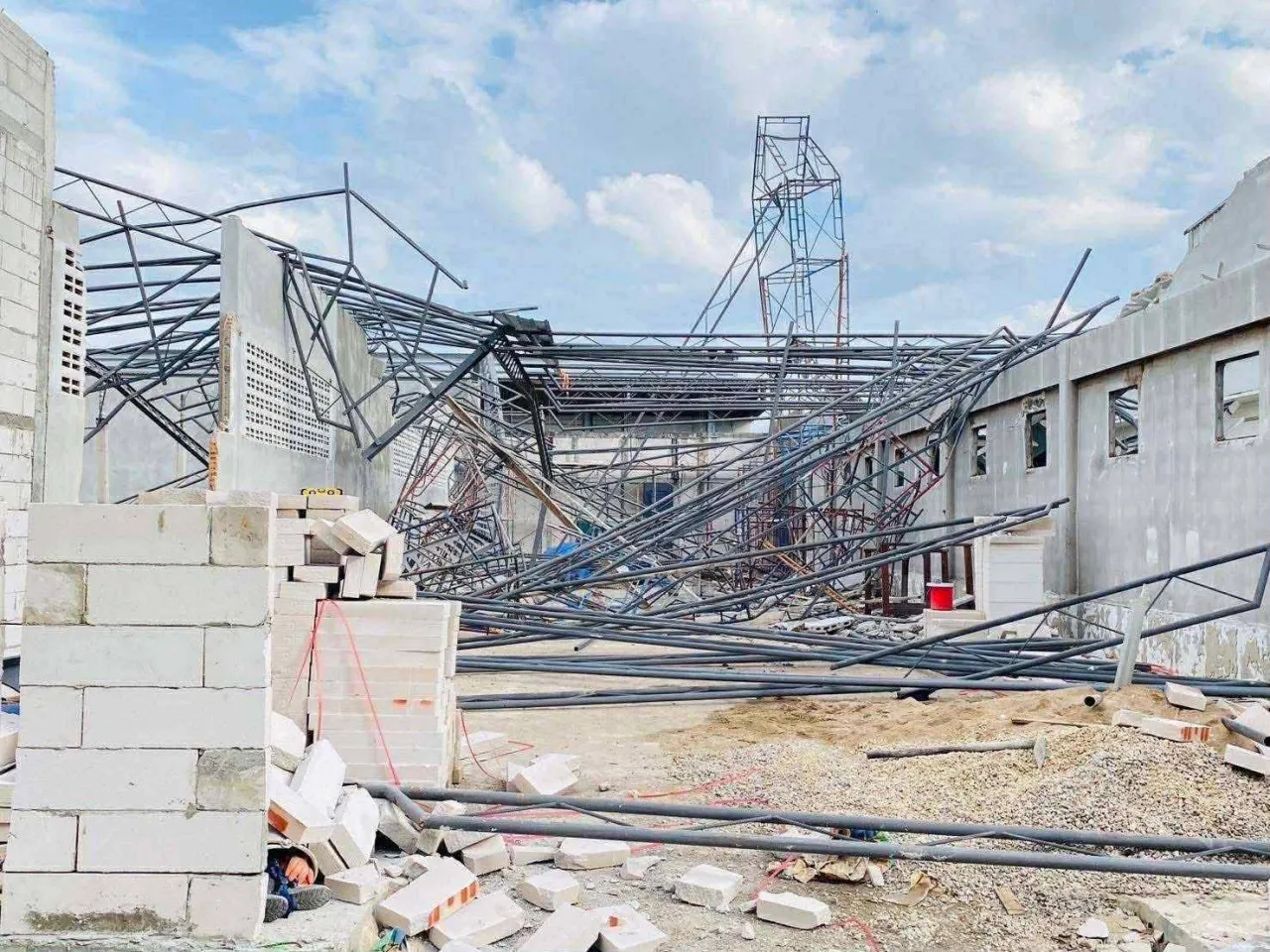 อาคารโรงงานชาชื่อดังถล่ม ทับคนงานดับ 1 เจ็บ 6 ราย 3 อาคารโรงงาน