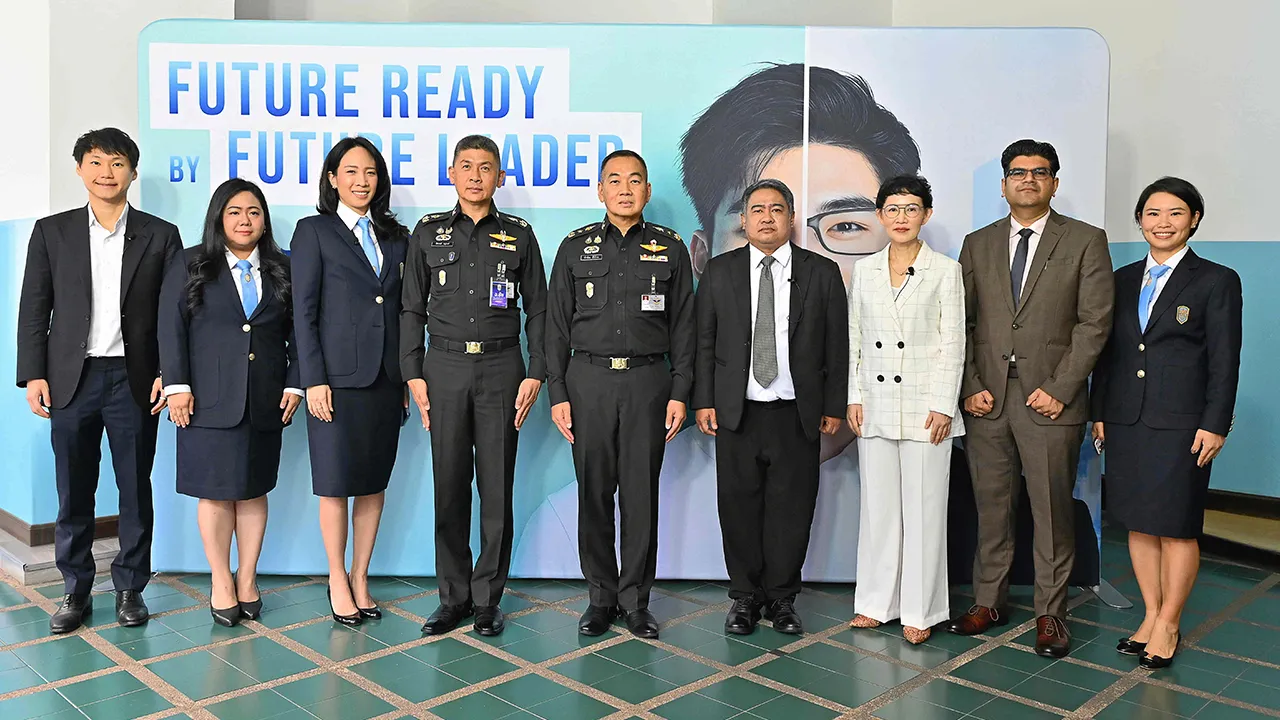 ให้โอกาส พล.ท.ทักษิณ สิริสิงห และ พล.ต.ชัชวาลย์ พยุงวงศ์ เปิดโครงการ “The Future Ready by Future Leader” เพื่อให้บัณฑิตจบใหม่ได้ทำงานตรงสายกับผู้ประกอบการชั้นนำของไทย โดยมี ดร.เสกสิทธิ์ สวรรยาธิปัติ และ พราวพุธ ลิปตพัลลภ มาร่วมงานด้วย ที่ วปอ. วันก่อน.