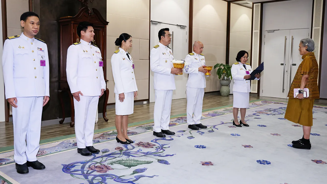 สมเด็จพระกนิษฐาธิราชเจ้า กรมสมเด็จพระเทพรัตนราชสุดาฯ สยามบรมราชกุมารี เสด็จออก ณวังสระปทุม พระราชทานพระราชวโรกาสให้ กอกนก กิจบาลจ่าย พร้อมคณะจาก สนง.คณะ กก.กิจการกระจายเสียงกิจการโทรทัศน์และกิจการโทรคมนาคม เฝ้าฯ ทูลเกล้าฯ ถวายเงินรายได้จากการออกร้านงานกาชาด ประจำปี 2567 เมื่อวันก่อน.