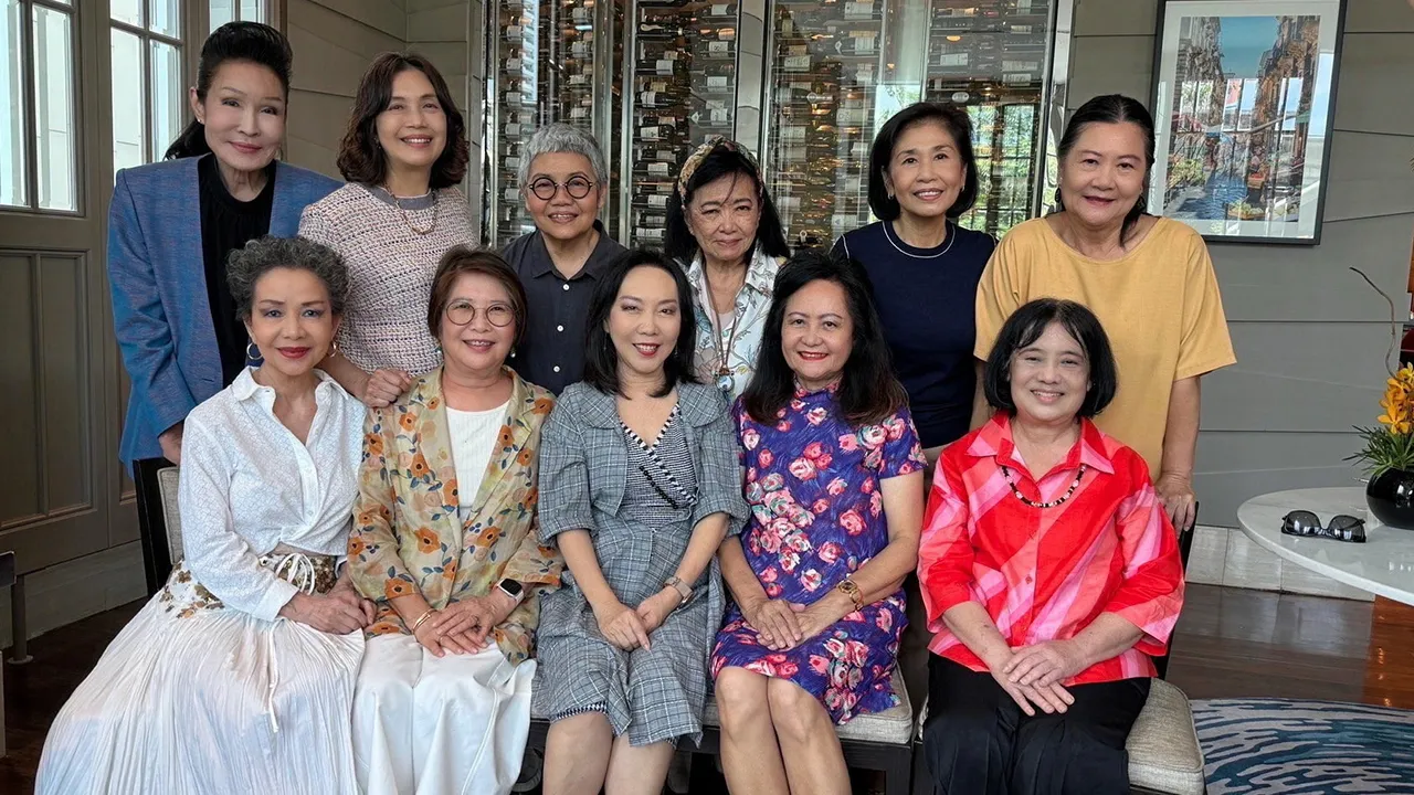 ดีใจด้วย รุจิตร สุธนะเสรีพร, พรศิริ โรจน์เมธา, อติญาณี มัธยมจันทร์, ฐิตินันท์ ทองไข่มุกต์ และ ศุลีพร กาไชย พร้อมเพื่อนครุศาสตร์ จุฬา รุ่น 16 มาร่วมแสดงความยินดีให้ พล.ร.ท.หญิง อรสา ดุรงค์เดช ในโอกาสจัดงานวิวาห์ของบุตรชาย ที่โรงแรมโซฟิเทล วันก่อน.