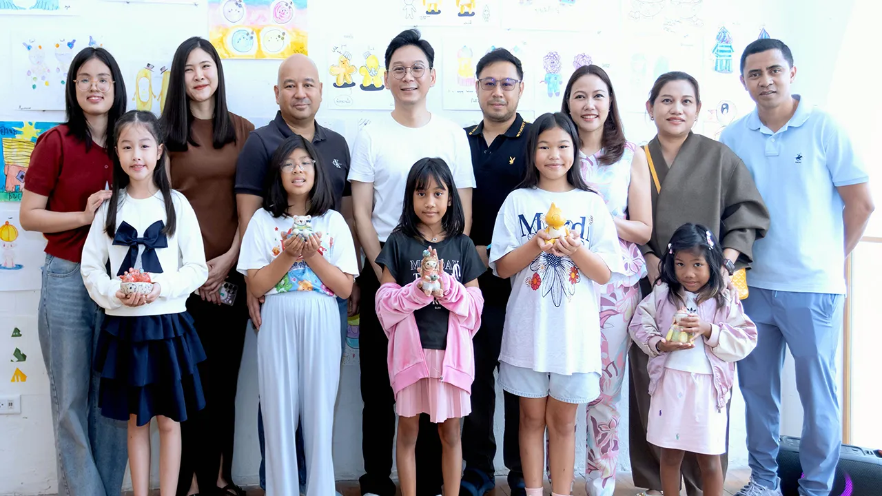 มีผลงาน ภูมิ เฮงตระกูลสิน จัดนิทรรศการ “หวาน จับ ใจ | HEART SWEET” การออกแบบขนมไทยให้กลายเป็นภาพวาดและงานประติมากรรมเซรามิกผลงานของเด็กนักเรียน โดยมี ศิรินทร์ทิพย์ ระฆุวงศ์รังษี และ แคทรียา ชินกร มาร่วมงานด้วย ที่ Madi Bkk เจริญกรุง 43 วันก่อน.