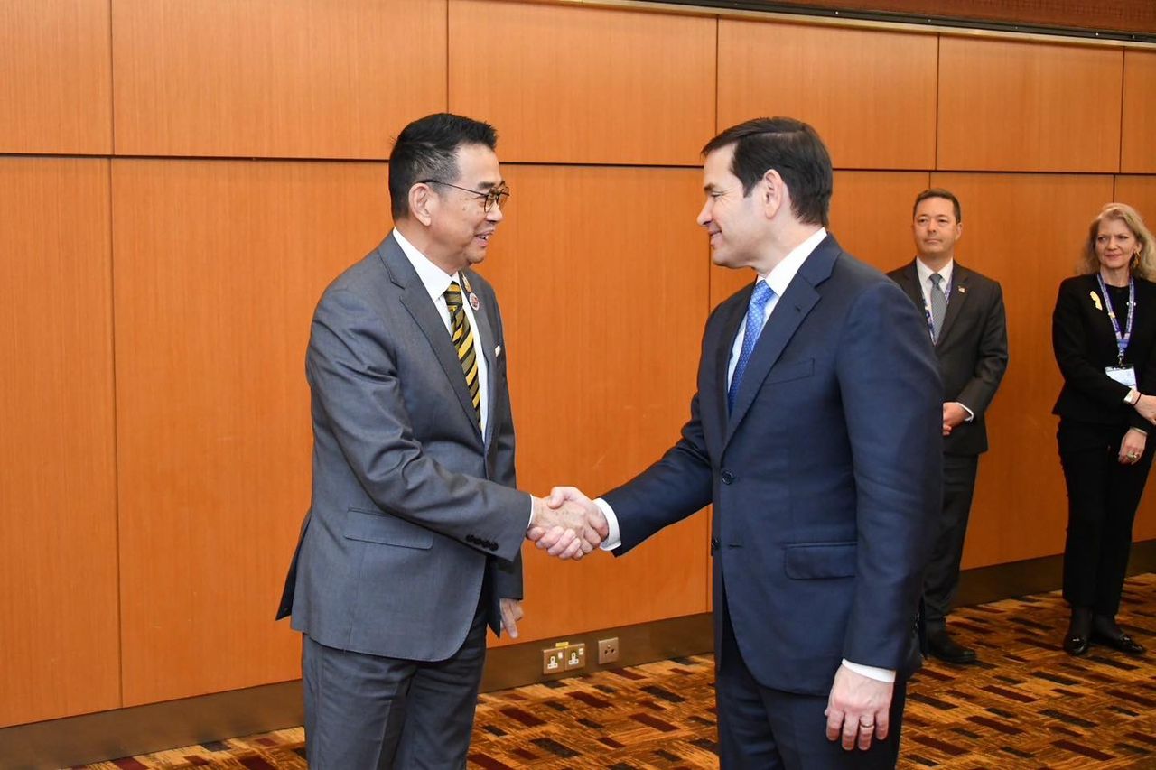 นายมาริษ เสงี่ยมพงษ์ รัฐมนตรีว่าการกระทรวงการต่างประเทศ พบหารือทวิภาคีกับนายมาร์โค แอนโทนีโอ รูบีโอ รัฐมนตรีว่าการกระทรวงการต่างประเทศสหรัฐฯ ในห้วงการประชุมรัฐมนตรีต่างประเทศอาเซียน ครั้งที่ 58 และการประชุมที่เกี่ยวข้อง ณ กรุงกัวลาลัมเปอร์  (11 กรกฎาคม 2568)