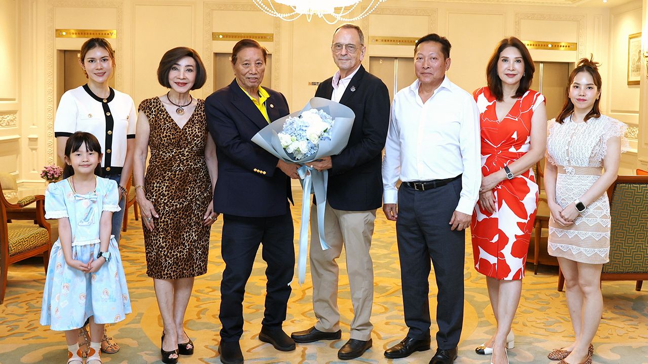 ดีใจด้วย สืบพงษ์ ชลิตอาภรณ์ จัดงานเลี้ยงแสดงความยินดีให้ ดร.แอนดรูว์ มอริส ในโอกาสได้รับปริญญาดุษฎีบัณฑิตจากมหาวิทยาลัยซอลฟอร์ด ประเทศอังกฤษ โดยมี เฉลิมชัย–ภาวรีย์ ว่องไววิทย์ และ ดร.ศรีศุภางค์ มอริส มาร่วมงานด้วย ที่โรงแรมแมนดาริน โอเรียนเต็ล วันก่อน.