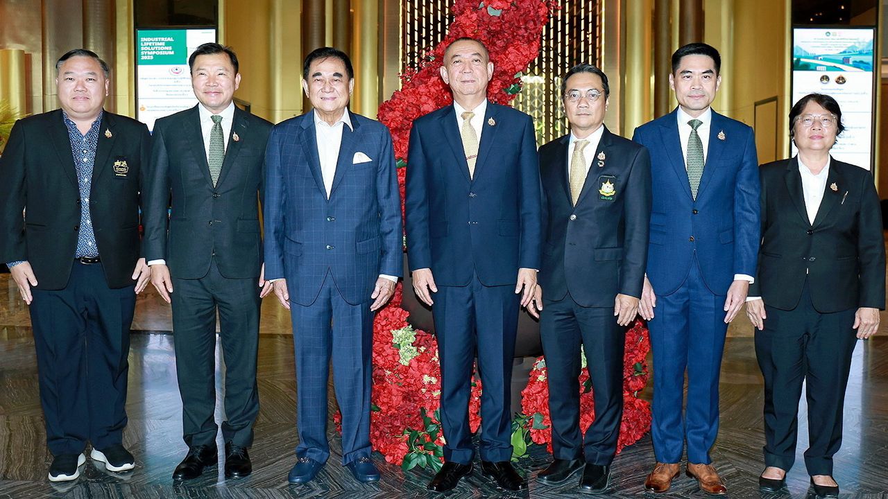 รุ่น 12 ดร.อัศวิน อิงคะกุล ให้การต้อนรับ ดร.เฉลิมชัย ศรีอ่อน รมว.ทส. ในโอกาสปิดการอบรมหลักสูตรประกาศนียบัตรธรรมาภิบาลสิ่งแวดล้อมสำหรับนักบริหารระดับสูง รุ่นที่ 12 โดยมีนราพัฒน์ แก้วทอง และ อรนุช หล่อเพ็ญศรี มาร่วมงานด้วย ที่โรงแรมอัศวิน แกรนด์ วันก่อน.