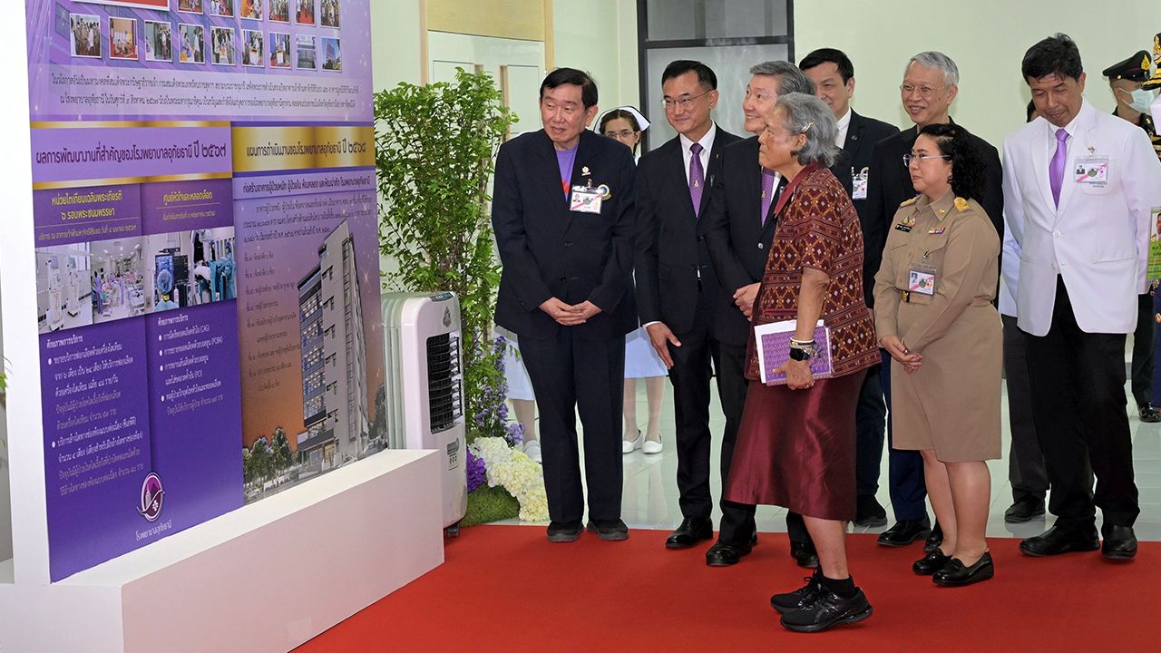 สมเด็จพระกนิษฐาธิราชเจ้า  กรมสมเด็จพระเทพรัตนราชสุดาฯ  สยามบรมราชกุมารี  เสด็จฯไปทอดพระเนตรการดำเนินงานโครงการเฉลิมพระเกียรติ ในโอกาสทรงเจริญพระชนมายุ 70 พรรษา ณ โรงพยาบาลอุทัยธานี จ.อุทัยธานี เมื่อวันก่อน.