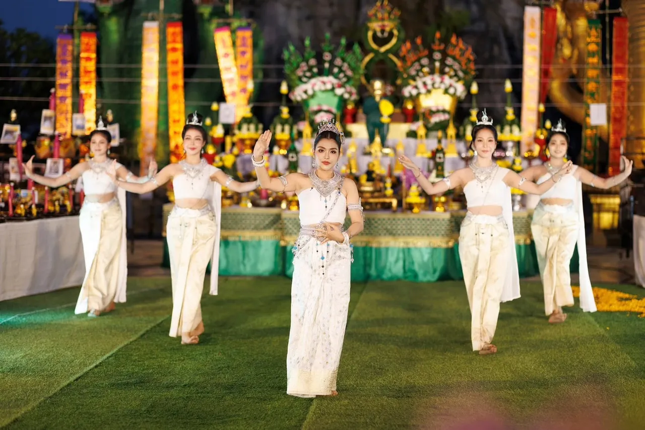 ธัญญ่า อาร์สยาม ร่วมรำแก้บน ฉลองยอดขายสินค้าทะลุ 8 หลัก