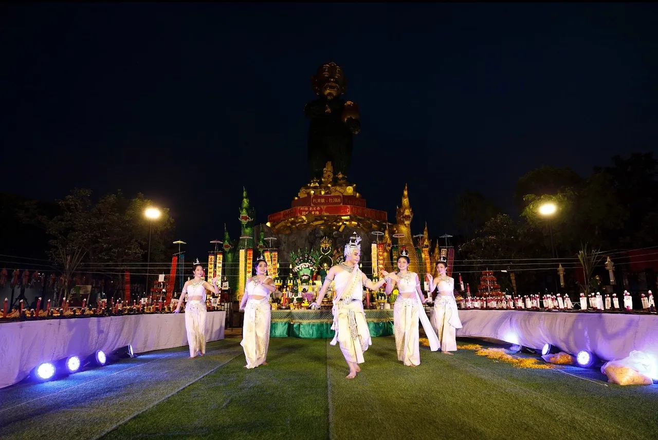 ธัญญ่า อาร์สยาม ร่วมรำแก้บน ฉลองยอดขายสินค้าทะลุ 8 หลัก