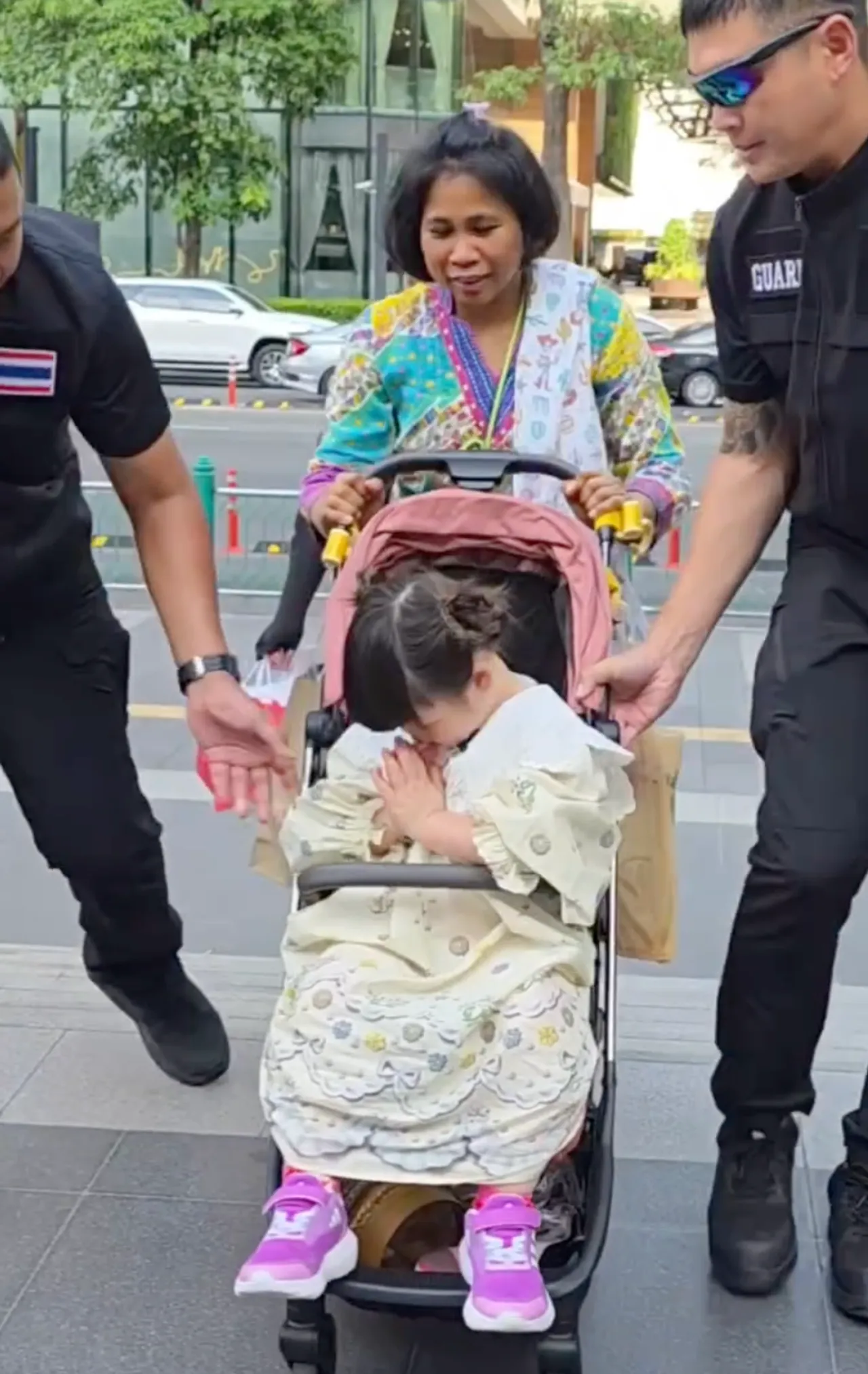 ชาวเน็ตชื่นชมมารยาท แอบิเกล ลูกแม่ชมพู่ ไหว้สวยขอบคุณพี่การ์ดที่ช่วยดูแล 