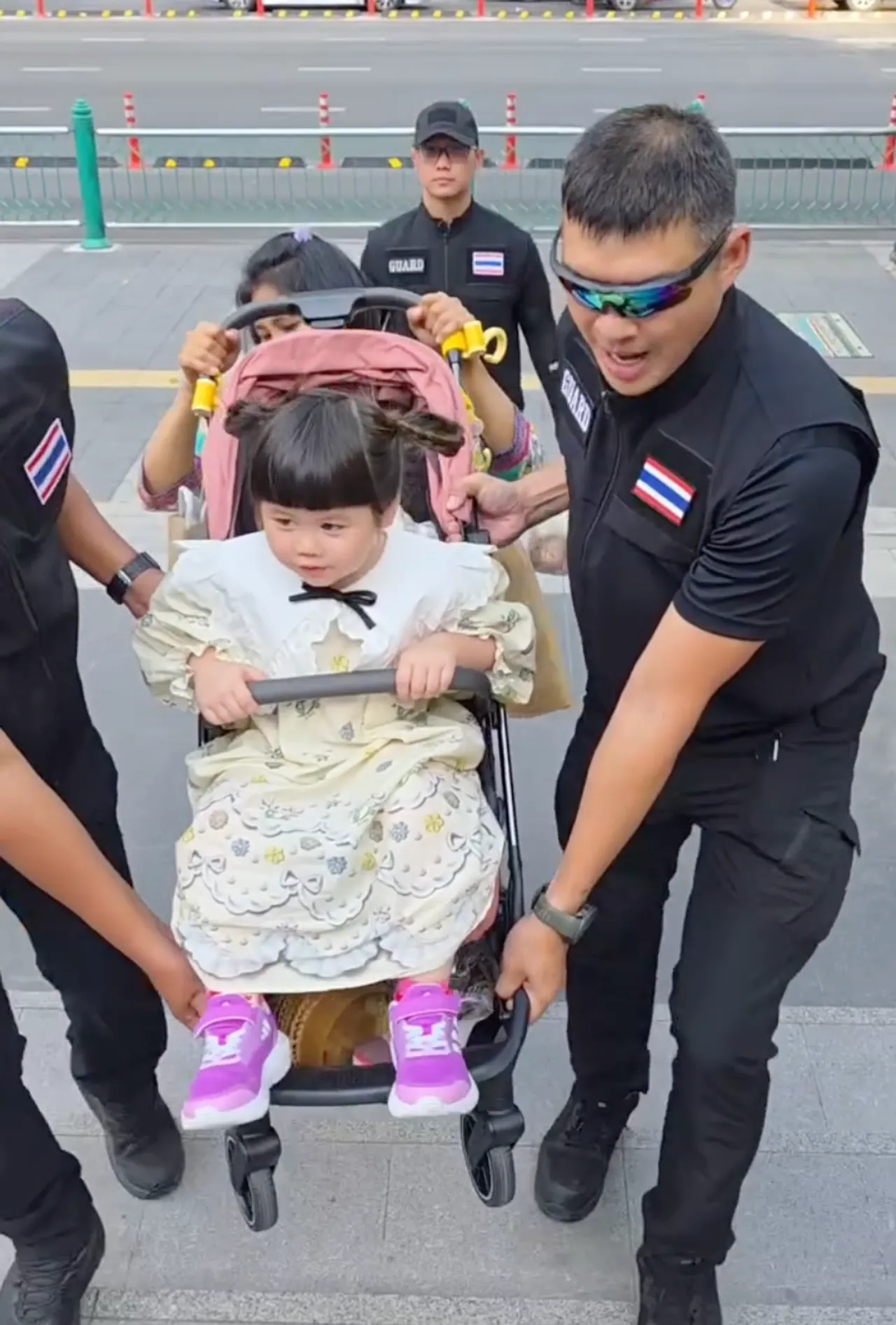 ชาวเน็ตชื่นชมมารยาท แอบิเกล ลูกแม่ชมพู่ ไหว้สวยขอบคุณพี่การ์ดที่ช่วยดูแล 