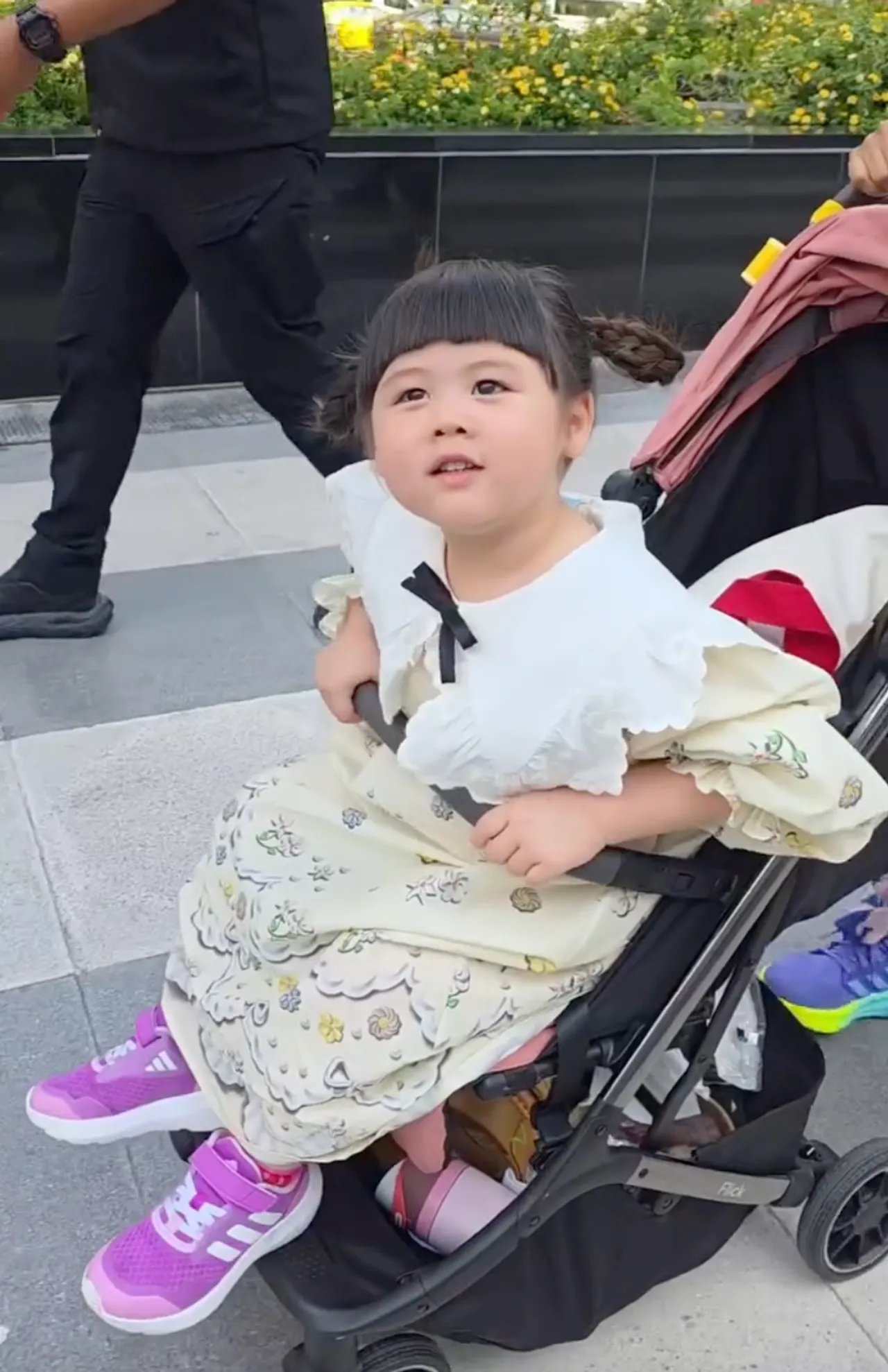 ชาวเน็ตชื่นชมมารยาท แอบิเกล ลูกแม่ชมพู่ ไหว้สวยขอบคุณพี่การ์ดที่ช่วยดูแล 