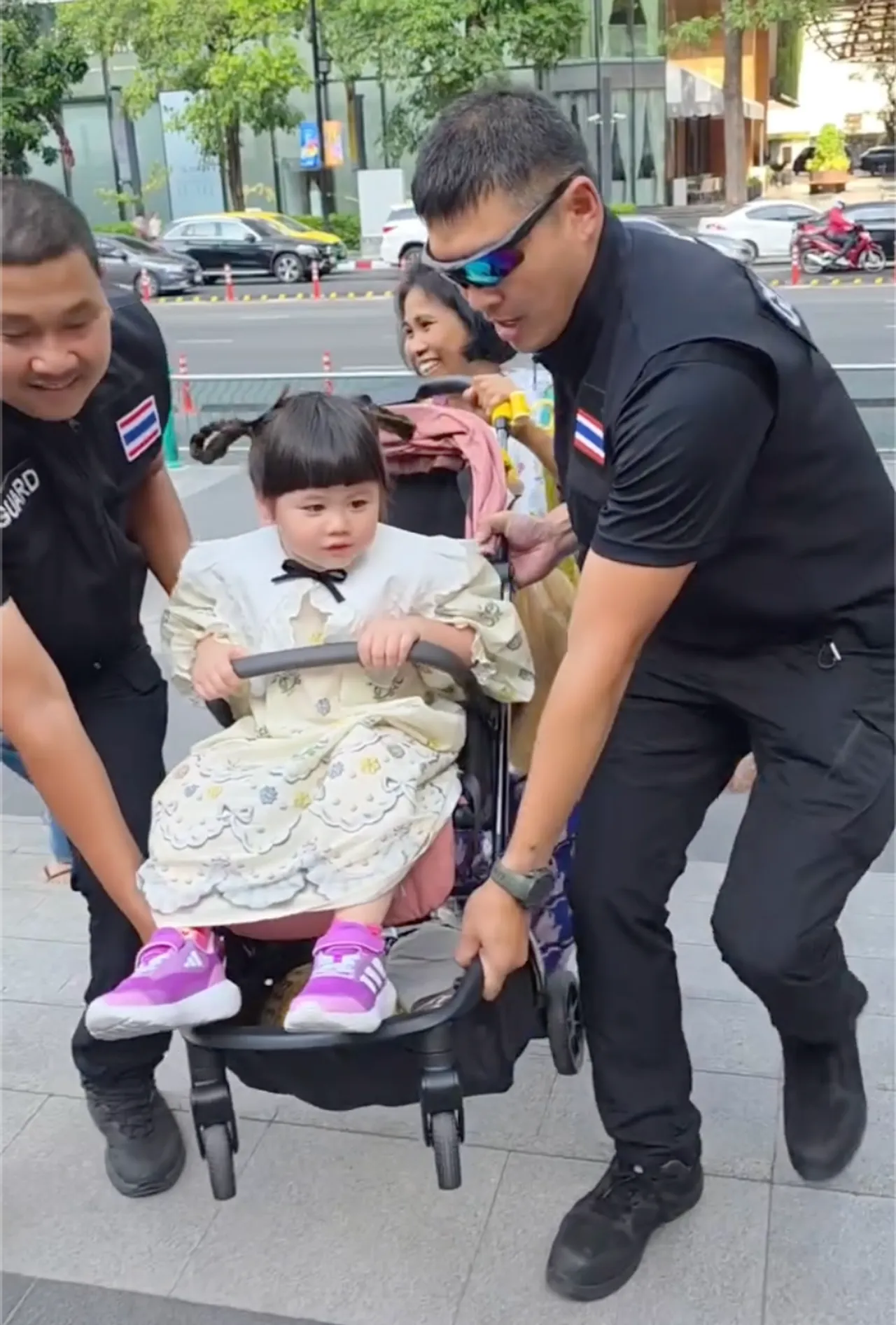 ชาวเน็ตชื่นชมมารยาท แอบิเกล ลูกแม่ชมพู่ ไหว้สวยขอบคุณพี่การ์ดที่ช่วยดูแล 