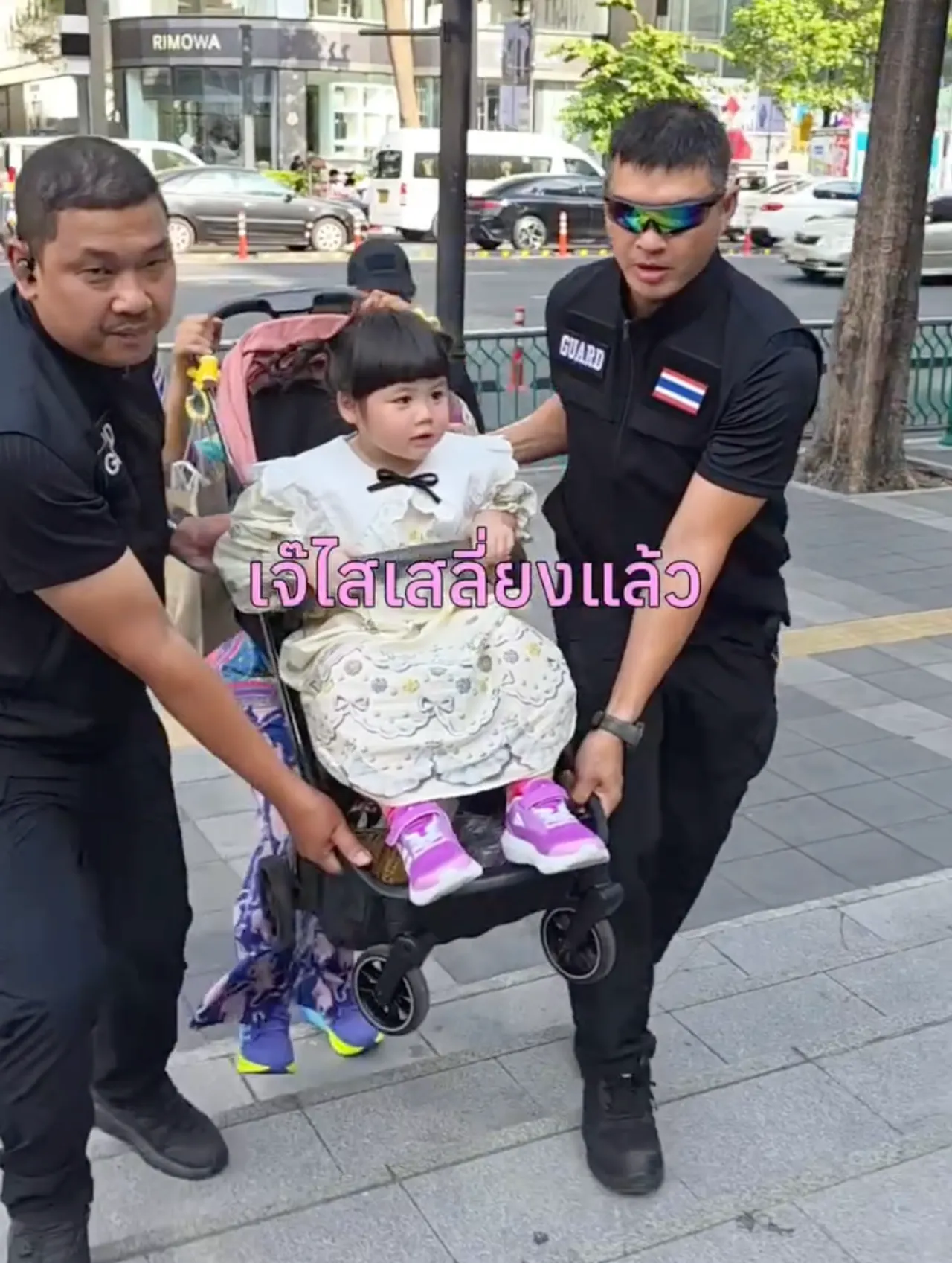 ชาวเน็ตชื่นชมมารยาท แอบิเกล ลูกแม่ชมพู่ ไหว้สวยขอบคุณพี่การ์ดที่ช่วยดูแล 