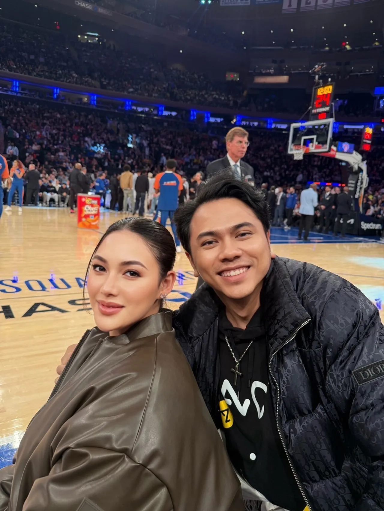 นนนี่ ณัฐชา ควงสามี แอ็คมี่ กระทบไหล่ ฟลอยด์ เมย์เวทเธอร์ และ Anthony Davis