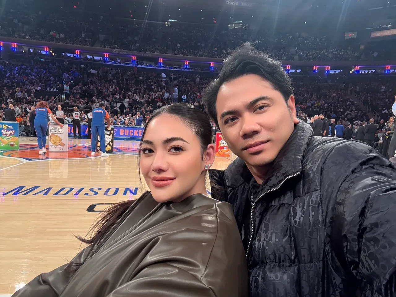 นนนี่ ณัฐชา ควงสามี แอ็คมี่ กระทบไหล่ ฟลอยด์ เมย์เวทเธอร์ และ Anthony Davis