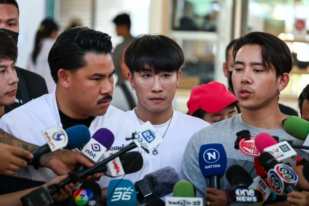 3 ศิลปินฮีลใจญาติ เฝ้ารอความหวังตึก สตง. ถล่ม