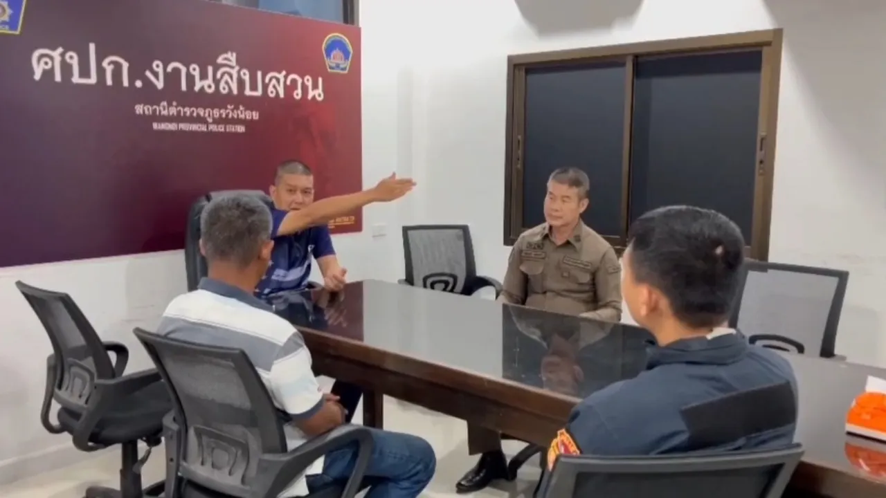 หนุ่มคว้าปืนยิงดับ คนขับกระบะปาดหน้า อ้างคู่กรณีจงใจชน ขู่เรียกเงิน-ทำร้าย 3 หนุ่มคว้าปืนยิงดับ คนขับกระบะปาดหน้า อ้างคู่กรณีจงใจชน ขู่เรียกเงิน-ทำร้าย