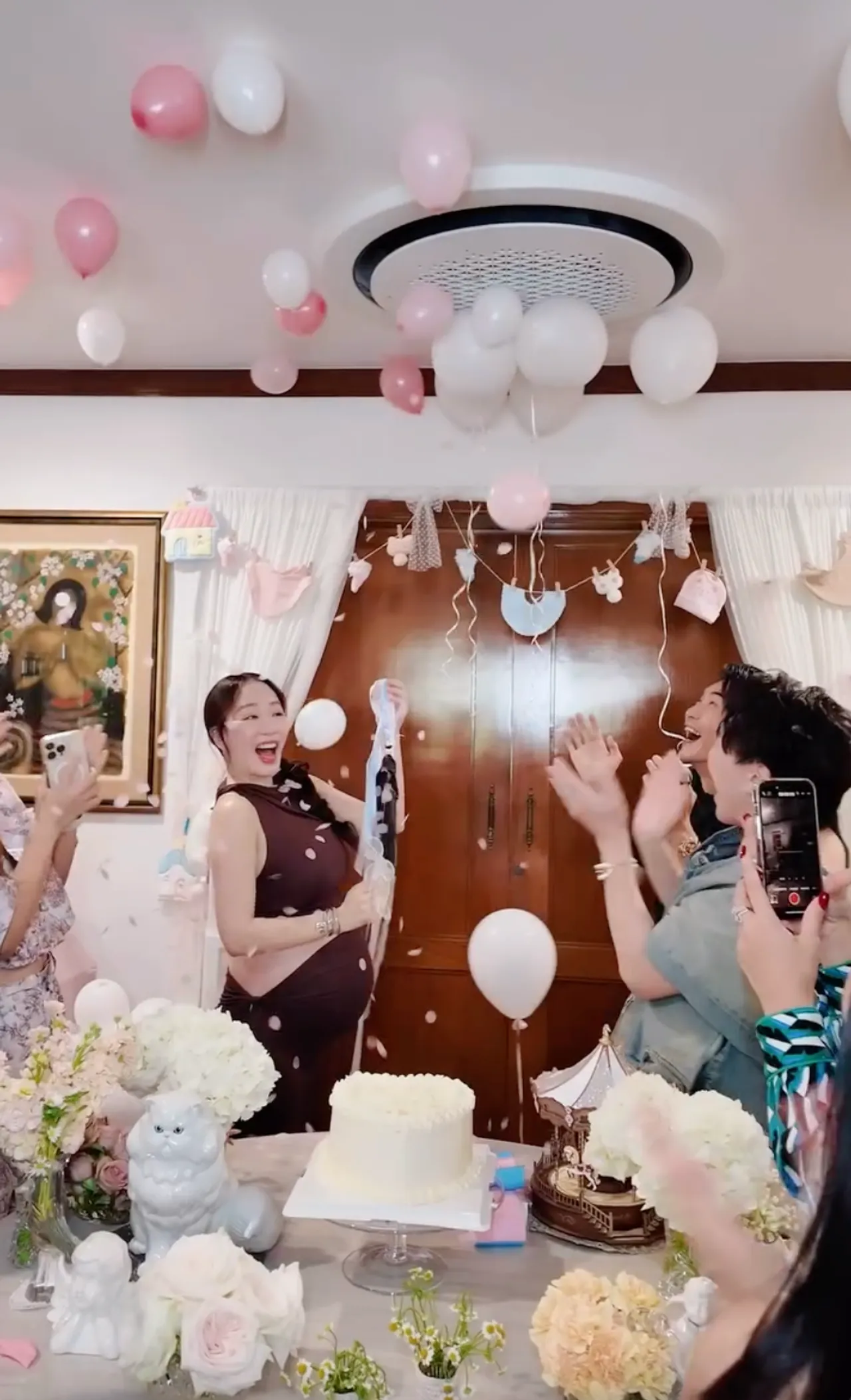 สุดอบอุ่นและลุ้นกันตัวโก่ง ตู่-มาวิน จัดปาร์ตี้เฉลยเพศลูกทายาทมาลีนนท์คนต่อไป