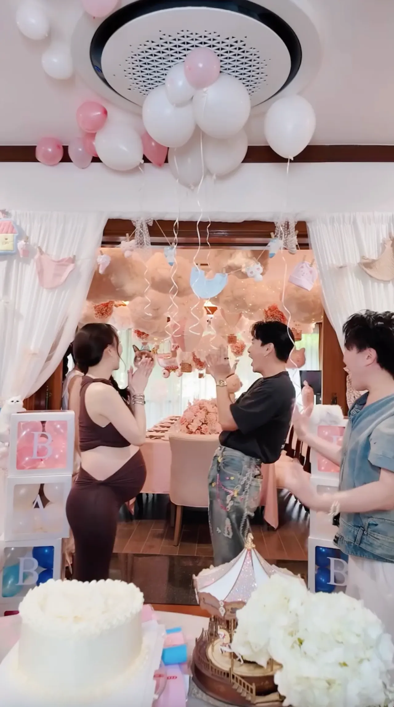 สุดอบอุ่นและลุ้นกันตัวโก่ง ตู่-มาวิน จัดปาร์ตี้เฉลยเพศลูกทายาทมาลีนนท์คนต่อไป