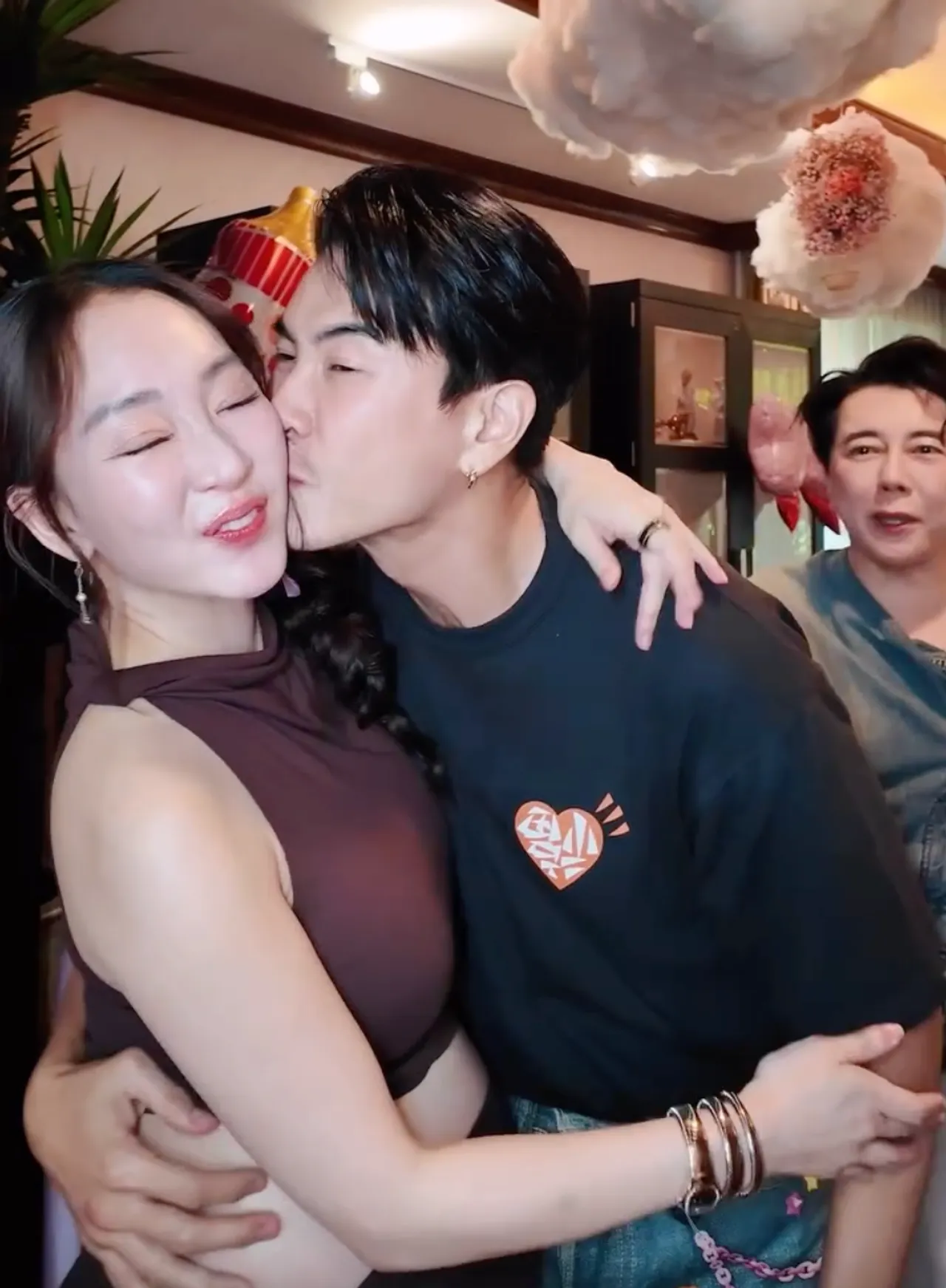 สุดอบอุ่นและลุ้นกันตัวโก่ง ตู่-มาวิน จัดปาร์ตี้เฉลยเพศลูกทายาทมาลีนนท์คนต่อไป