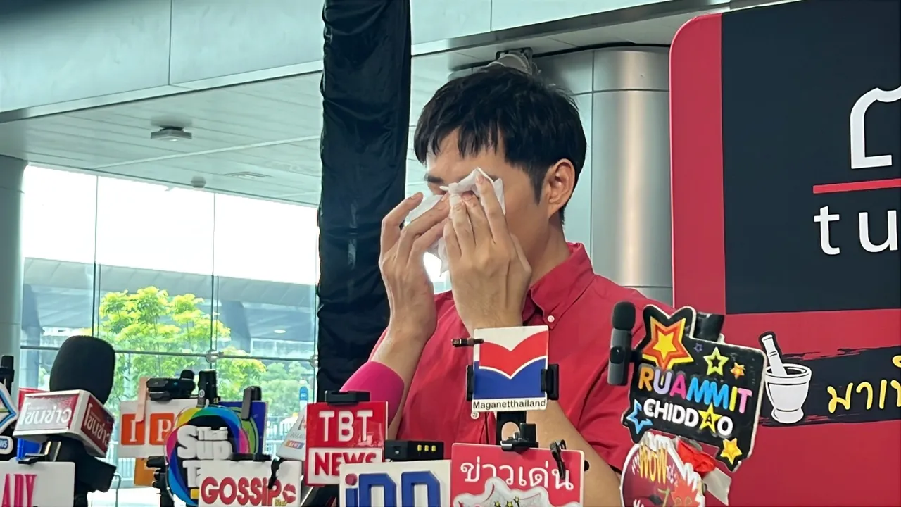 แอมป์ พีรวัศ ปล่อยโฮ เล่านาทีขายขนมปังชิ้นแรกได้ หลังนั่งขาย 8 ชั่วโมง