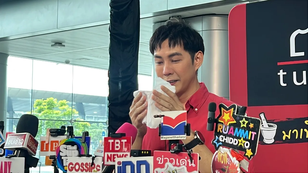 แอมป์ พีรวัศ ปล่อยโฮ เล่านาทีขายขนมปังชิ้นแรกได้ หลังนั่งขาย 8 ชั่วโมง