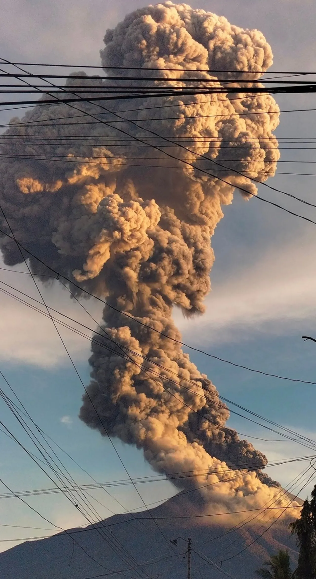 ภูเขาไฟฟิลิปปินส์ปะทุพ่นเถ้าถ่านสูงถึง 4,000 เมตร
