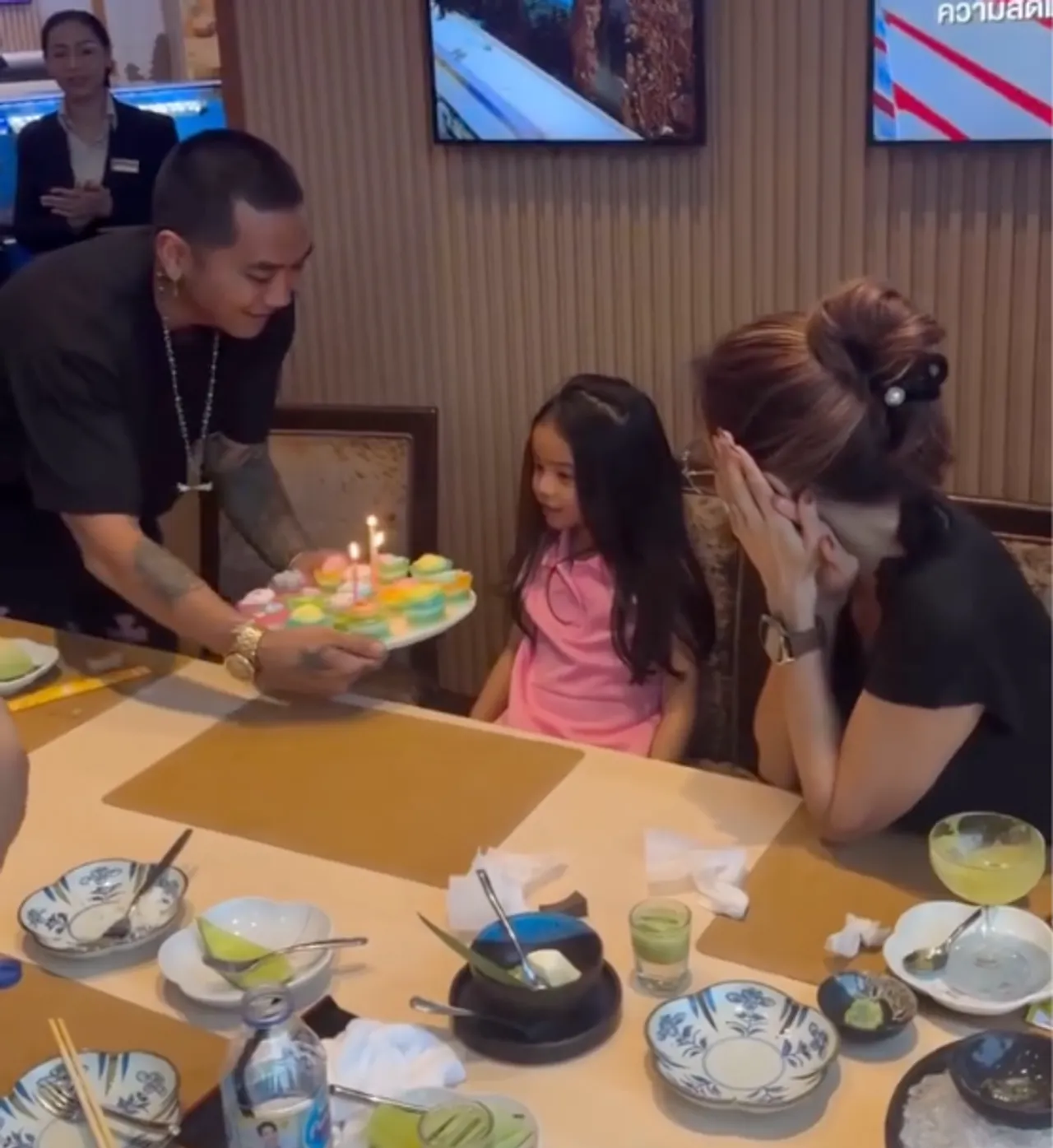 บอล กฤษณะ ลงรูปฉลองวันเกิดน้องดิสนีย์ สุดอบอุ่นภาพ 3 คนพ่อแม่ลูก