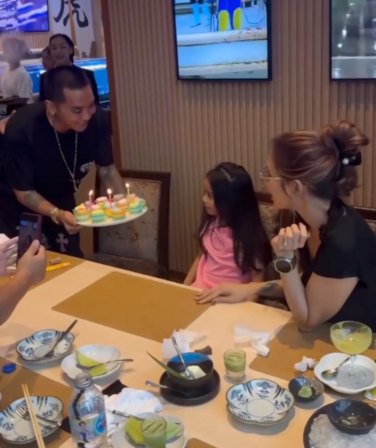 บอล กฤษณะ ลงรูปฉลองวันเกิดน้องดิสนีย์ สุดอบอุ่นภาพ 3 คนพ่อแม่ลูก