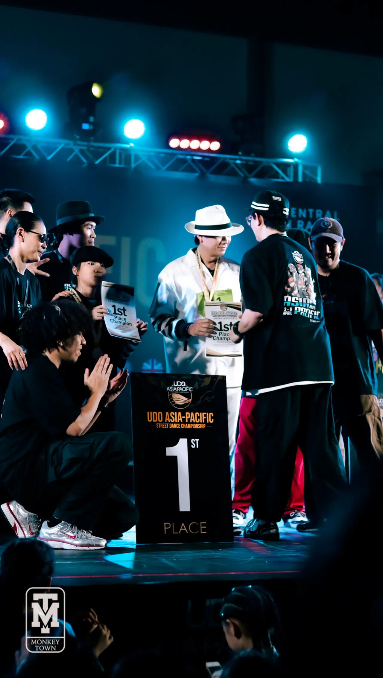 สุดฮือฮา 2 พ่อลูก "ครูล็อต-น้องออร่า" คว้าแชมป์รางวัลชนะเลิศในการแข่งเต้น