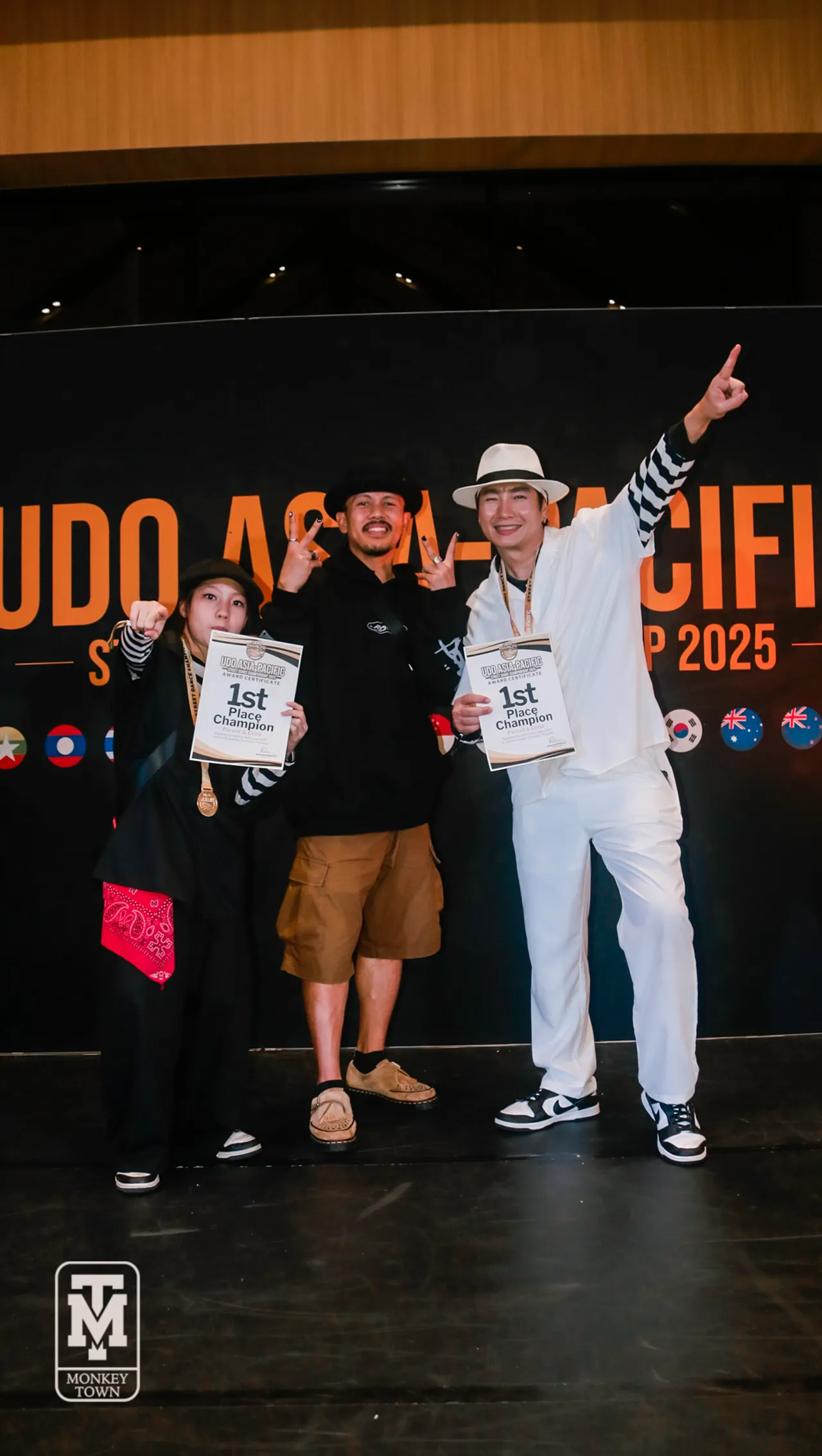 สุดฮือฮา 2 พ่อลูก "ครูล็อต-น้องออร่า" คว้าแชมป์รางวัลชนะเลิศในการแข่งเต้น