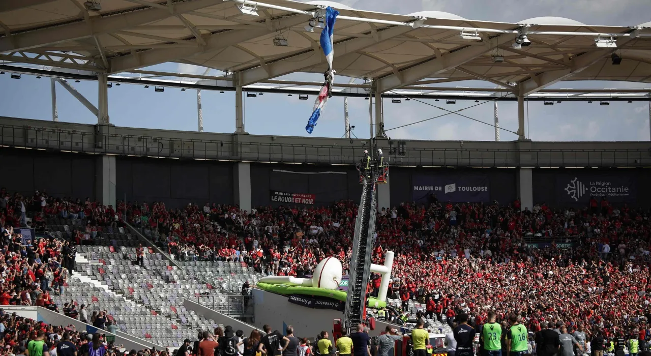 สุดหวาดเสียว นักกระโดดร่มห้อยกลางอากาศ หลังร่มเกี่ยวหลังคาสนามกีฬาในฝรั่งเศส (คลิป)