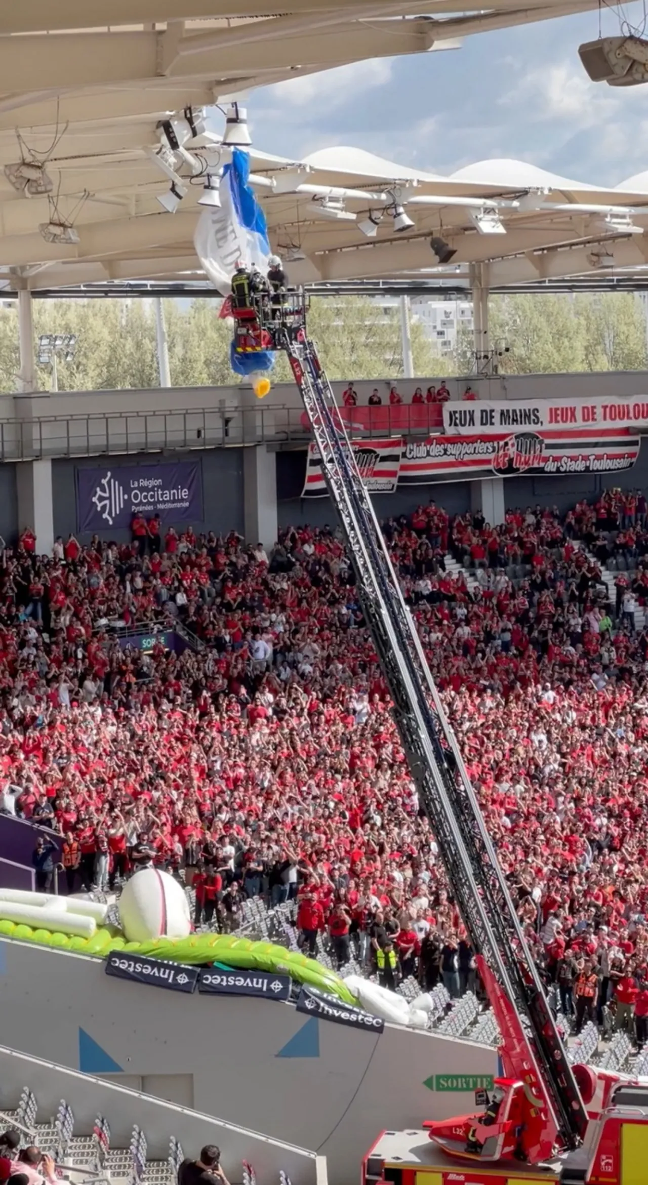 สุดหวาดเสียว นักกระโดดร่มห้อยกลางอากาศ หลังร่มเกี่ยวหลังคาสนามกีฬาในฝรั่งเศส (คลิป)