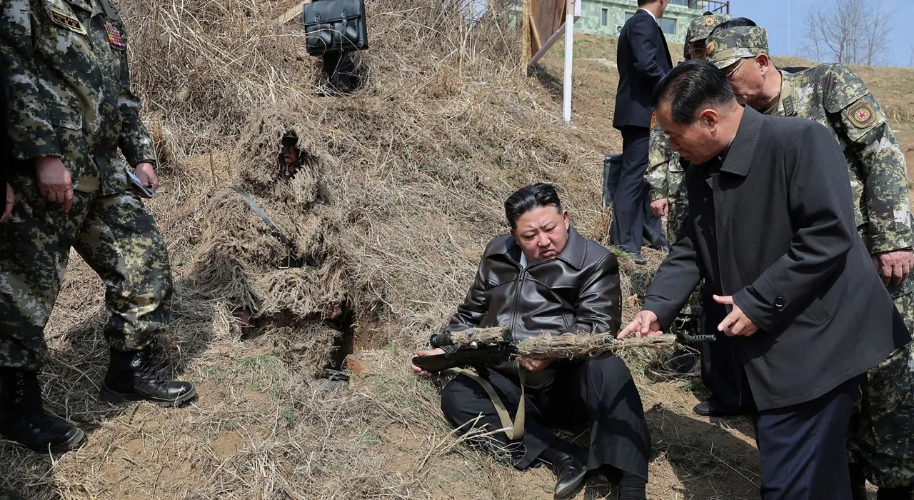 คิม จองอึน ผู้นำเกาหลีเหนือ ทดลองยิงปืนซุ่มยิงรุ่นใหม่