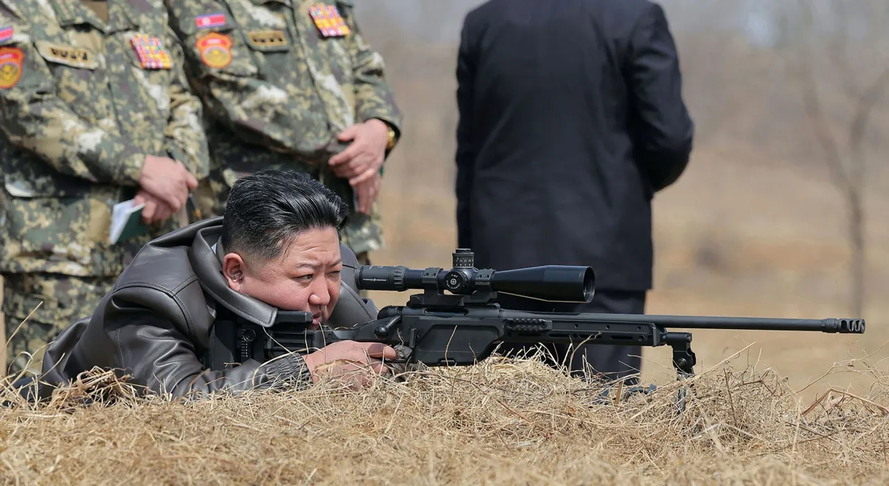 คิม จองอึน ผู้นำเกาหลีเหนือ ทดลองยิงปืนซุ่มยิงรุ่นใหม่