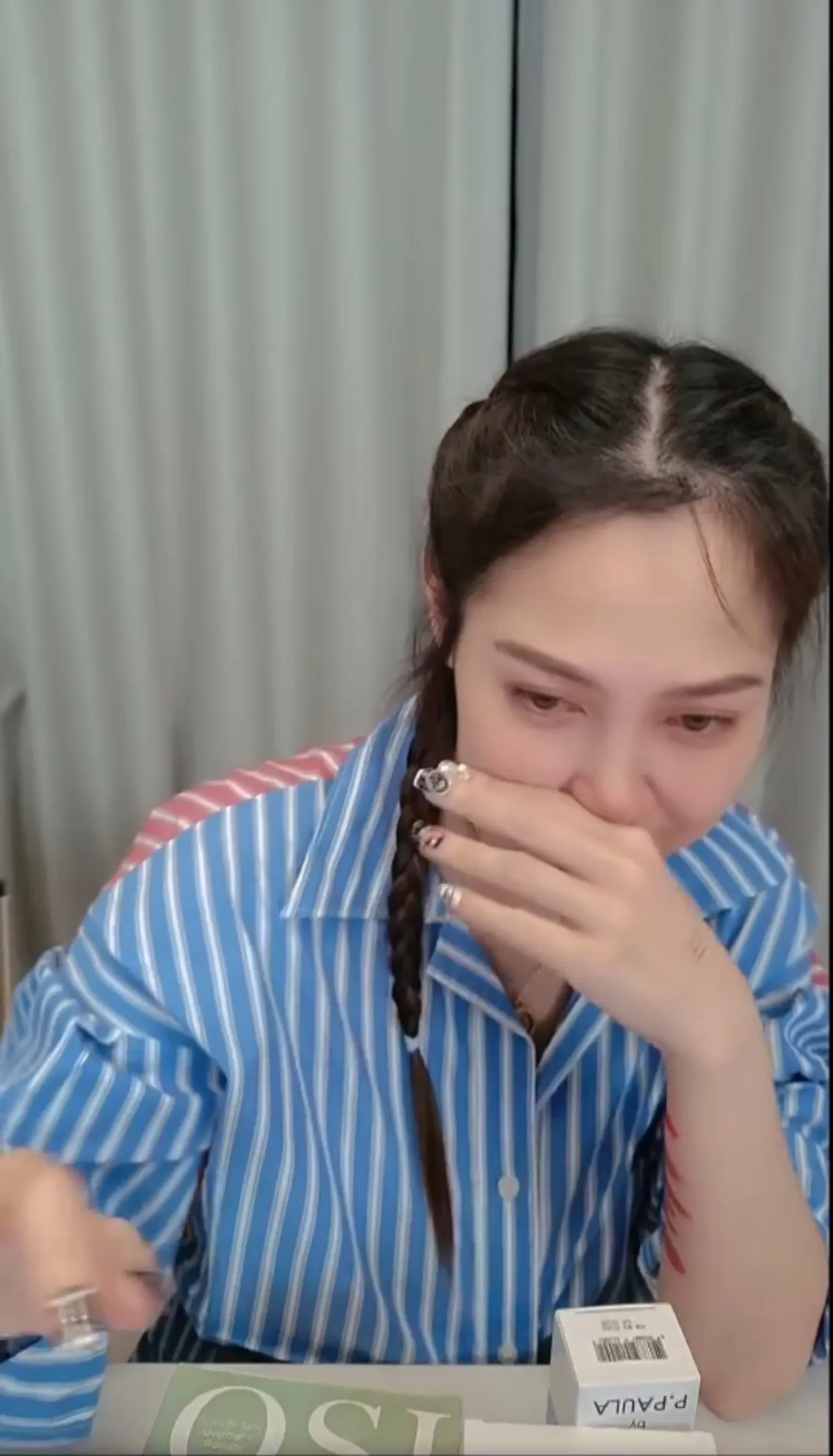 เกิดอะไรขึ้น ไฮโซน้ำหวาน ร้องไห้กลางไลฟ์ แฟนๆ เป็นห่วงแห่ส่งกำลังใจ