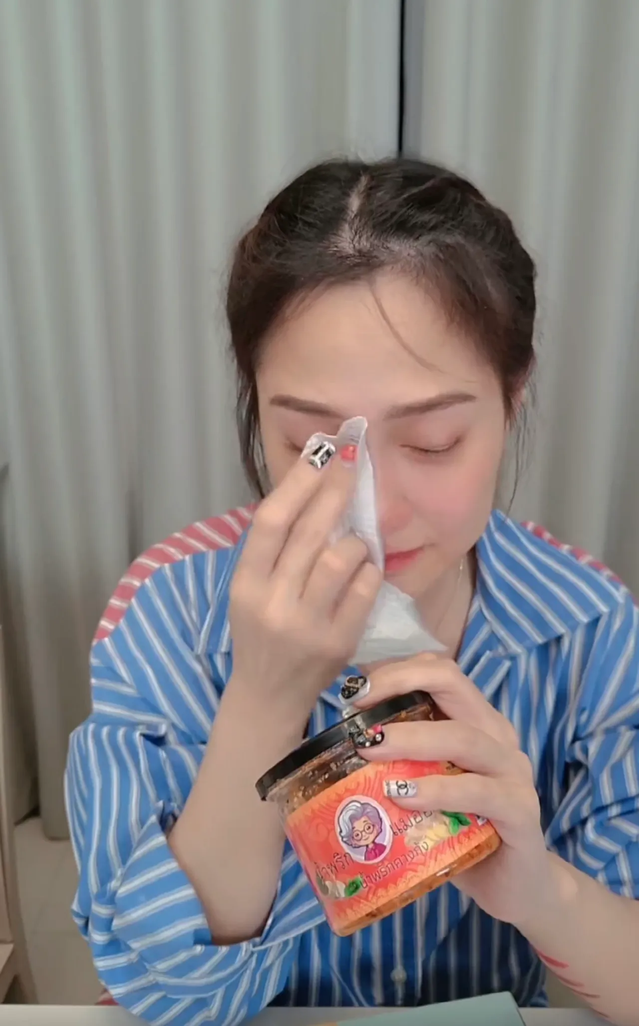 เกิดอะไรขึ้น ไฮโซน้ำหวาน ร้องไห้กลางไลฟ์ แฟนๆ เป็นห่วงแห่ส่งกำลังใจ