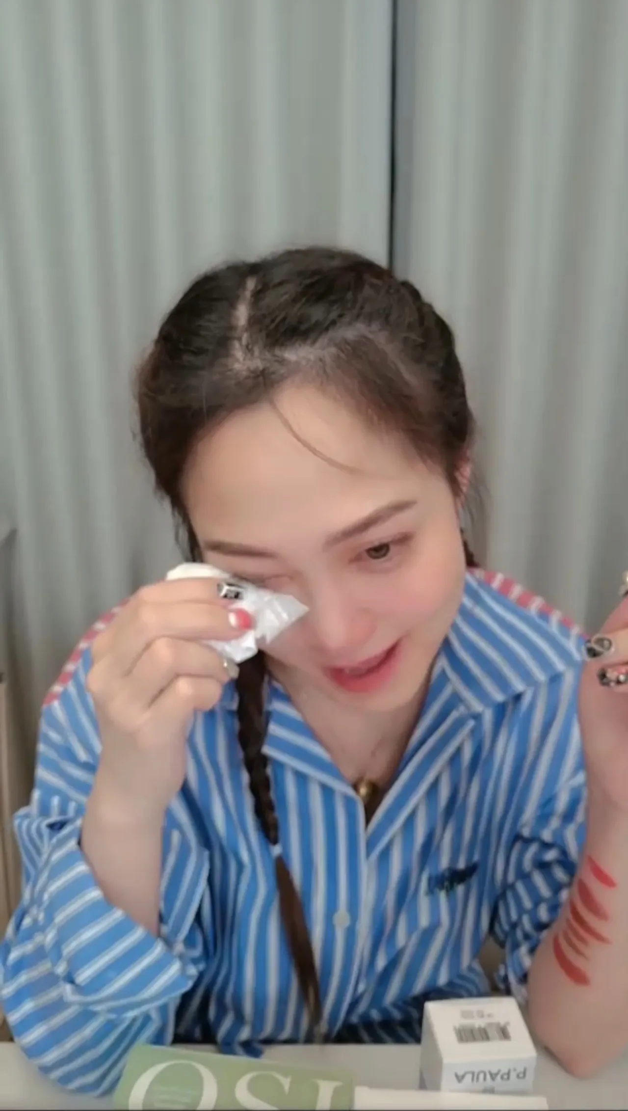 เกิดอะไรขึ้น ไฮโซน้ำหวาน ร้องไห้กลางไลฟ์ แฟนๆ เป็นห่วงแห่ส่งกำลังใจ