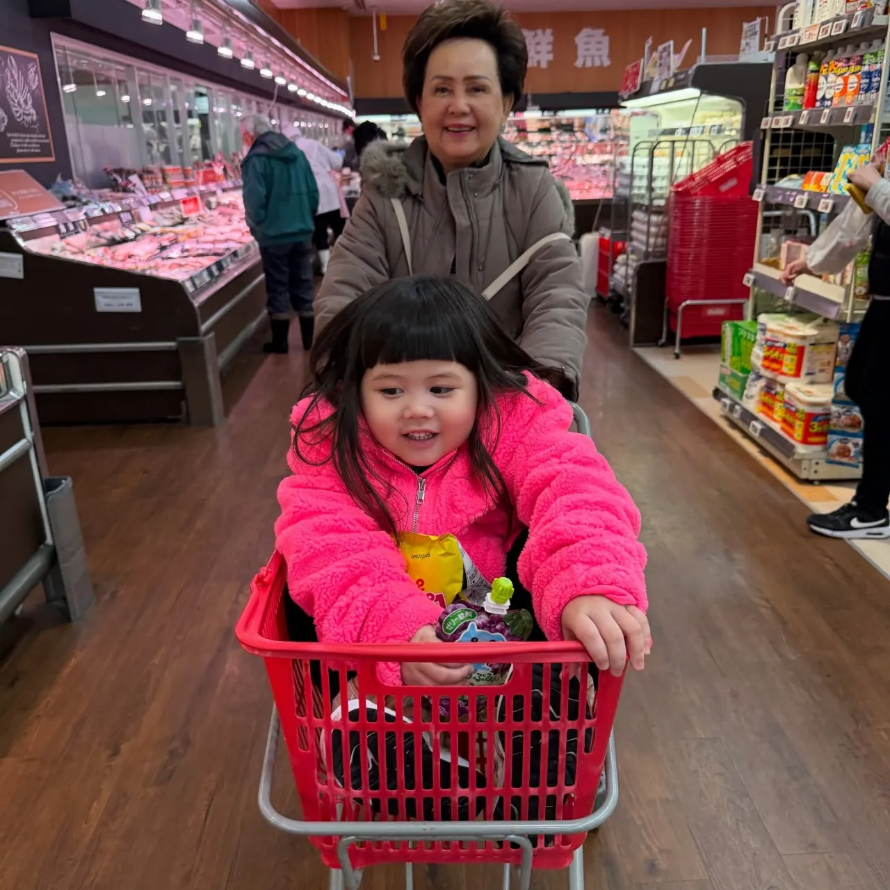 คุณย่าน้องเกล ลงพื้นที่มอบสิ่งของให้เจ้าหน้าที่ช่วยเหลือผู้ประสบภัยจากตึกถล่ม
