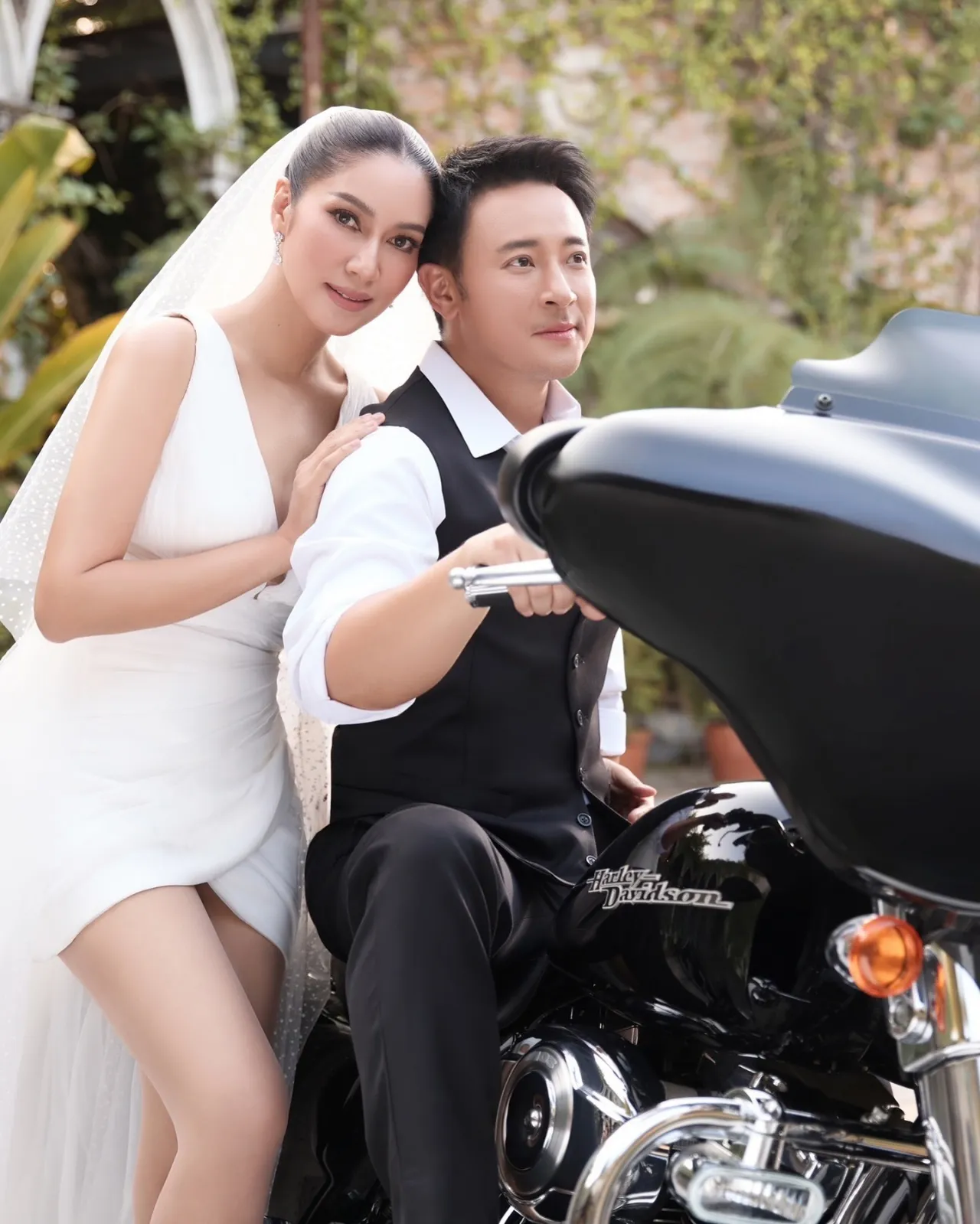 เปิดภาพสุดหวาน เบนซ์-มิค ควงถ่ายพรีเวดดิ้งครั้งแรก เป็นของขวัญแต่งงาน 12 ปี