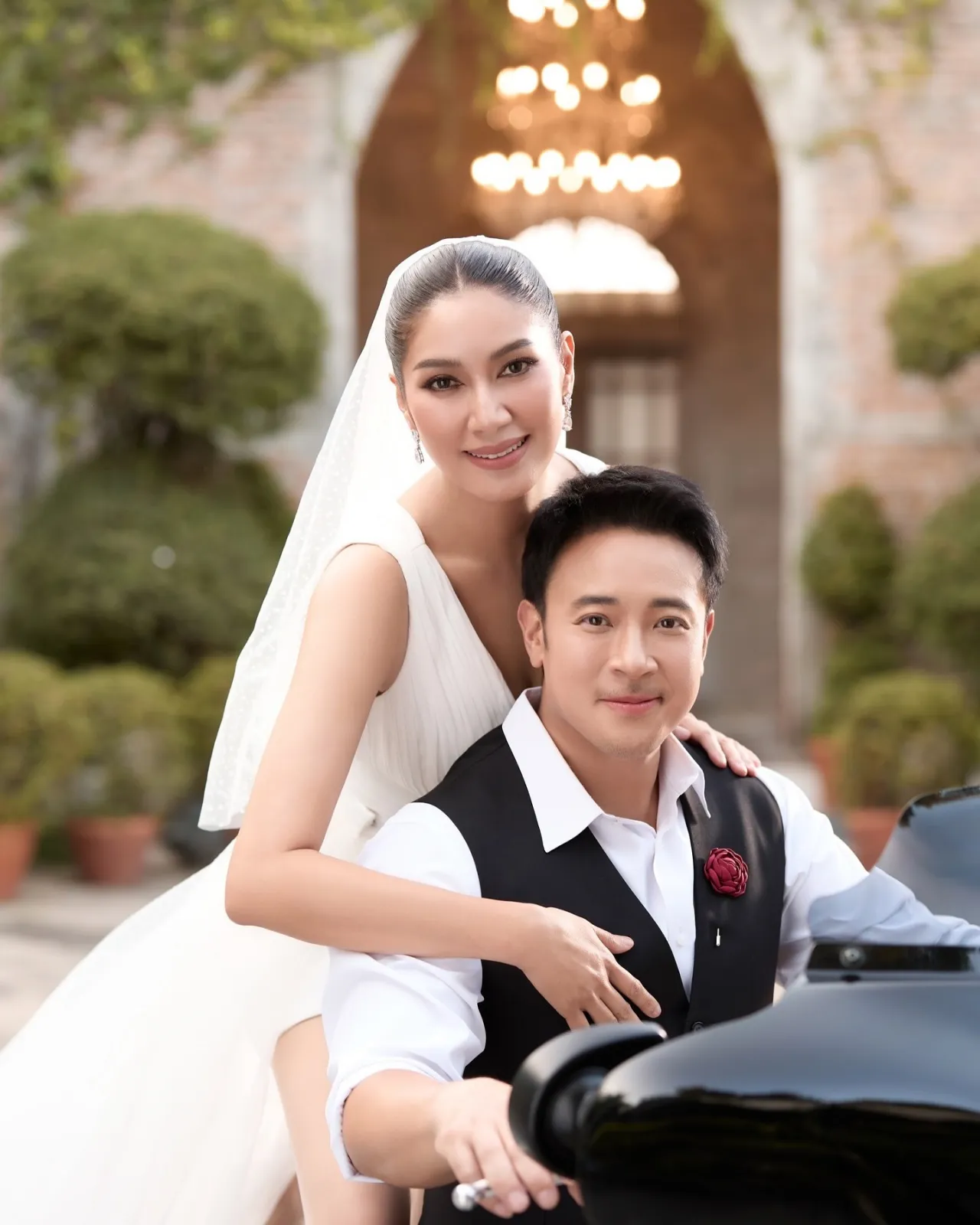 เปิดภาพสุดหวาน เบนซ์-มิค ควงถ่ายพรีเวดดิ้งครั้งแรก เป็นของขวัญแต่งงาน 12 ปี